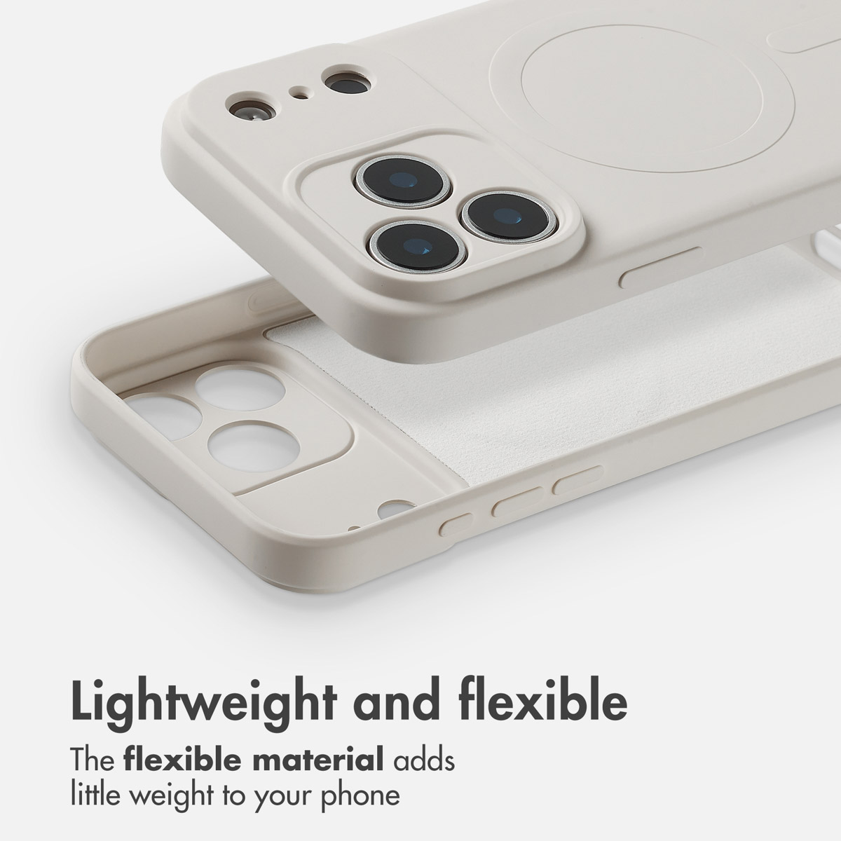 Coque de téléphone beige légère avec anneau MagSafe intégré et découpes de caméra précises sur fond blanc.
