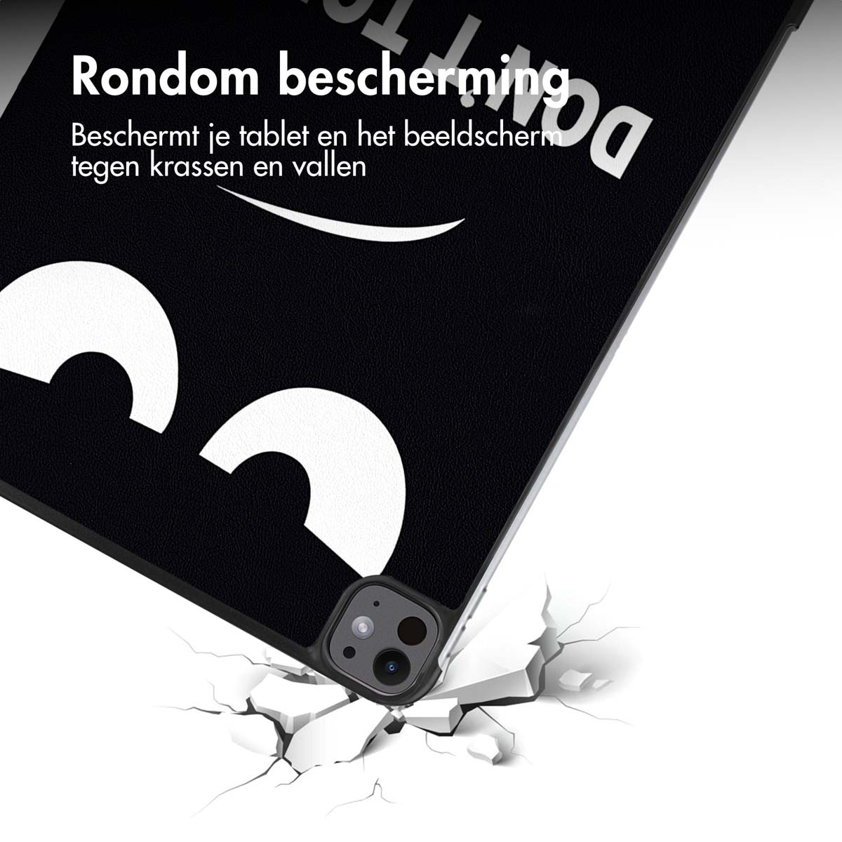 Een zwarte tablet met oogpatroon breekt door een witte muur.