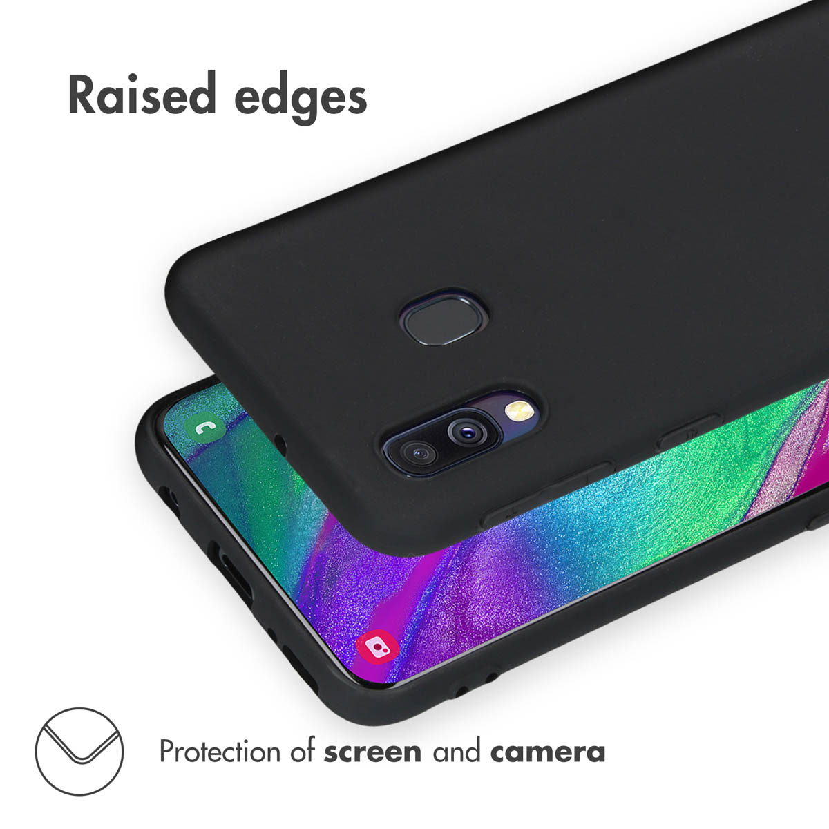 Een smartphone in een zwart hoesje met verhoogde randen ter bescherming van scherm en camera.