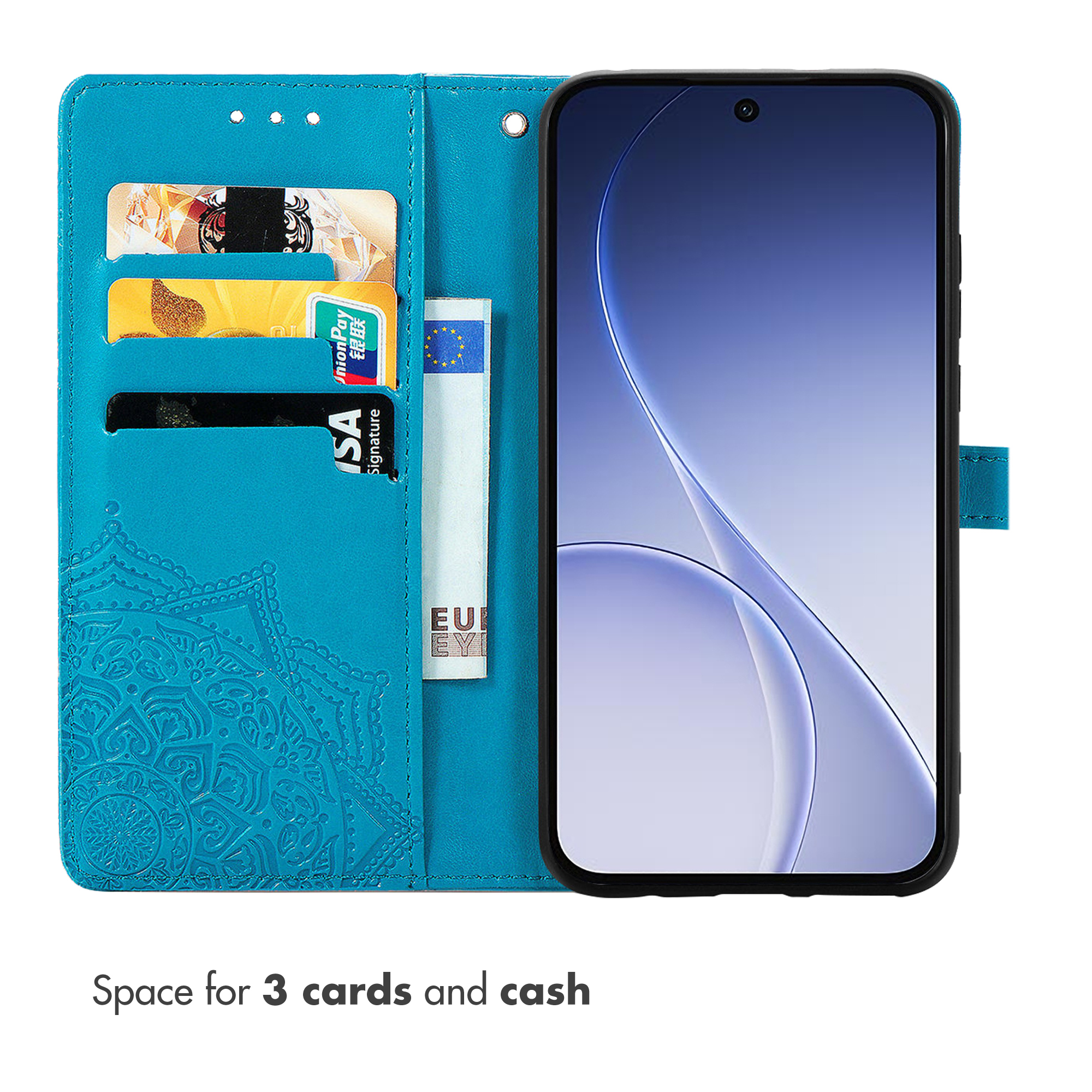 Una custodia per cellulare in pelle blu con tre carte e contanti accanto a uno smartphone.