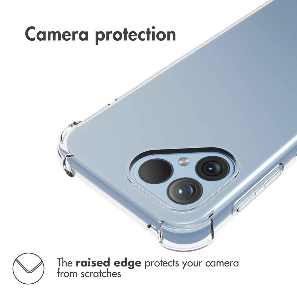 Protezione fotocamera con bordi rialzati su cover trasparente.