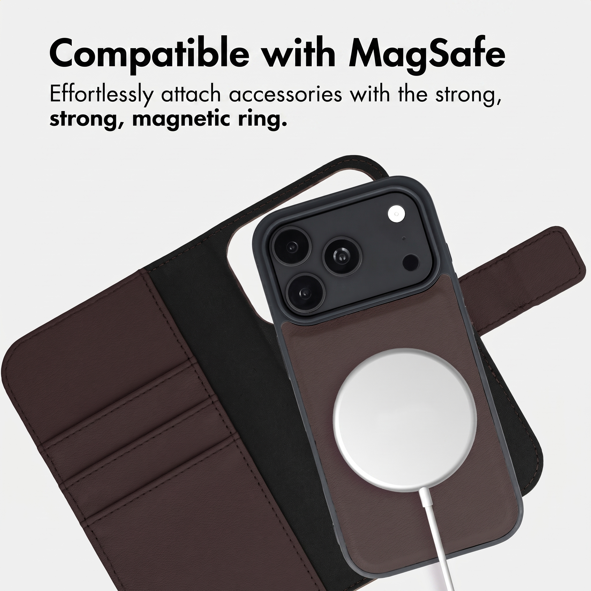 Ein braunes Leder-Smartphone-Etui mit integriertem runden MagSafe-Ladegerät auf der Rückseite.