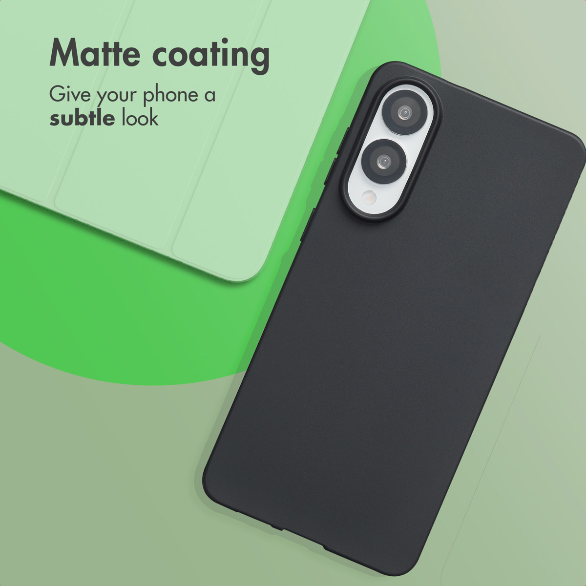 Un smartphone negro en funda mate sobre fondo verde con texto sobre revestimiento mate.