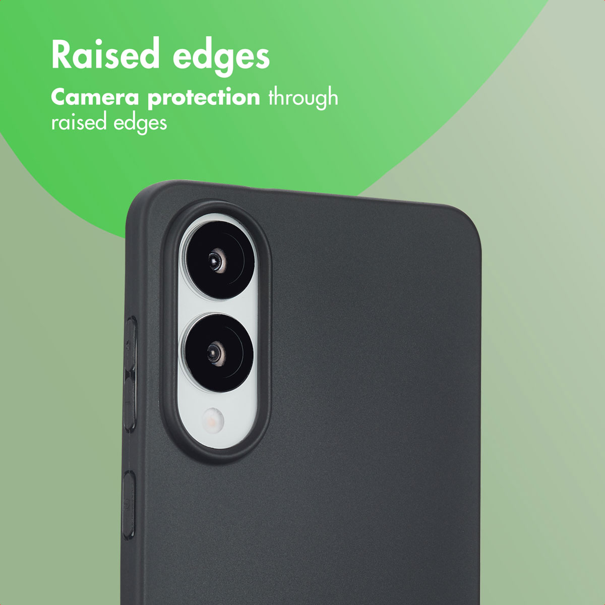 Una funda de smartphone negra con bordes elevados alrededor de la cámara dual, sobre fondo verde.