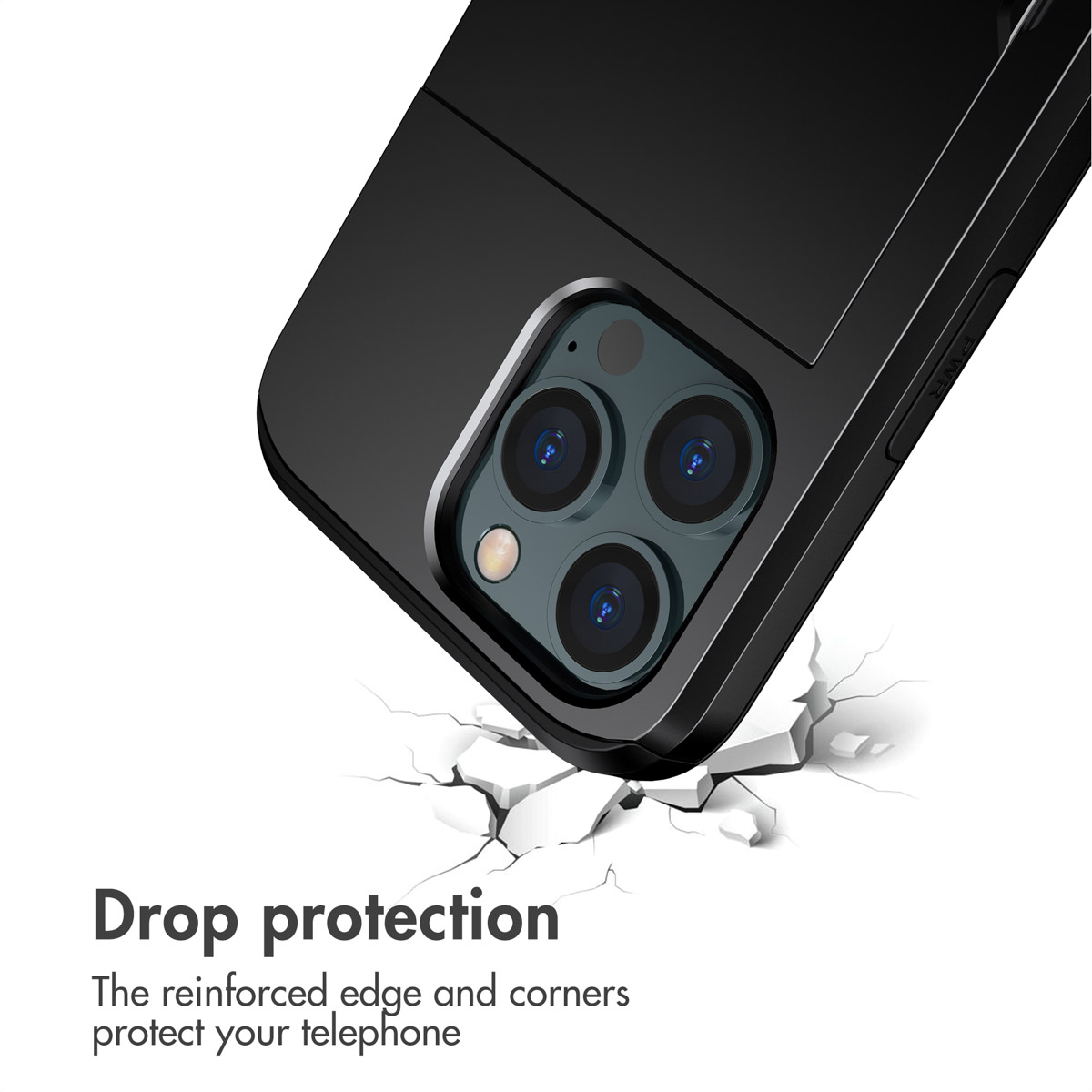 Funda de teléfono negra con triple cámara sobre suelo agrietado, texto promociona protección anticaídas.