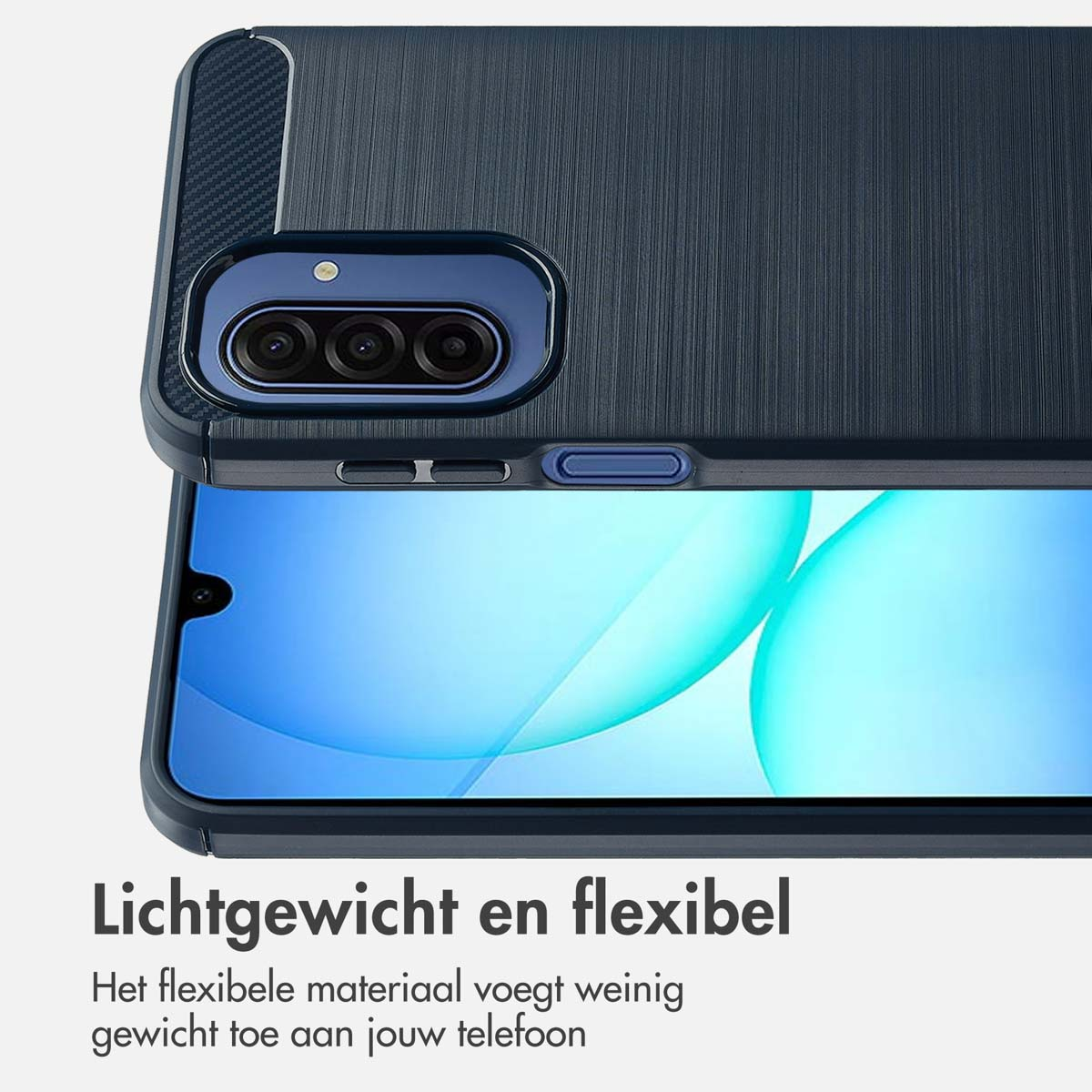Coque de smartphone bleue avec texture brossée, triple appareil photo et texte en bas.