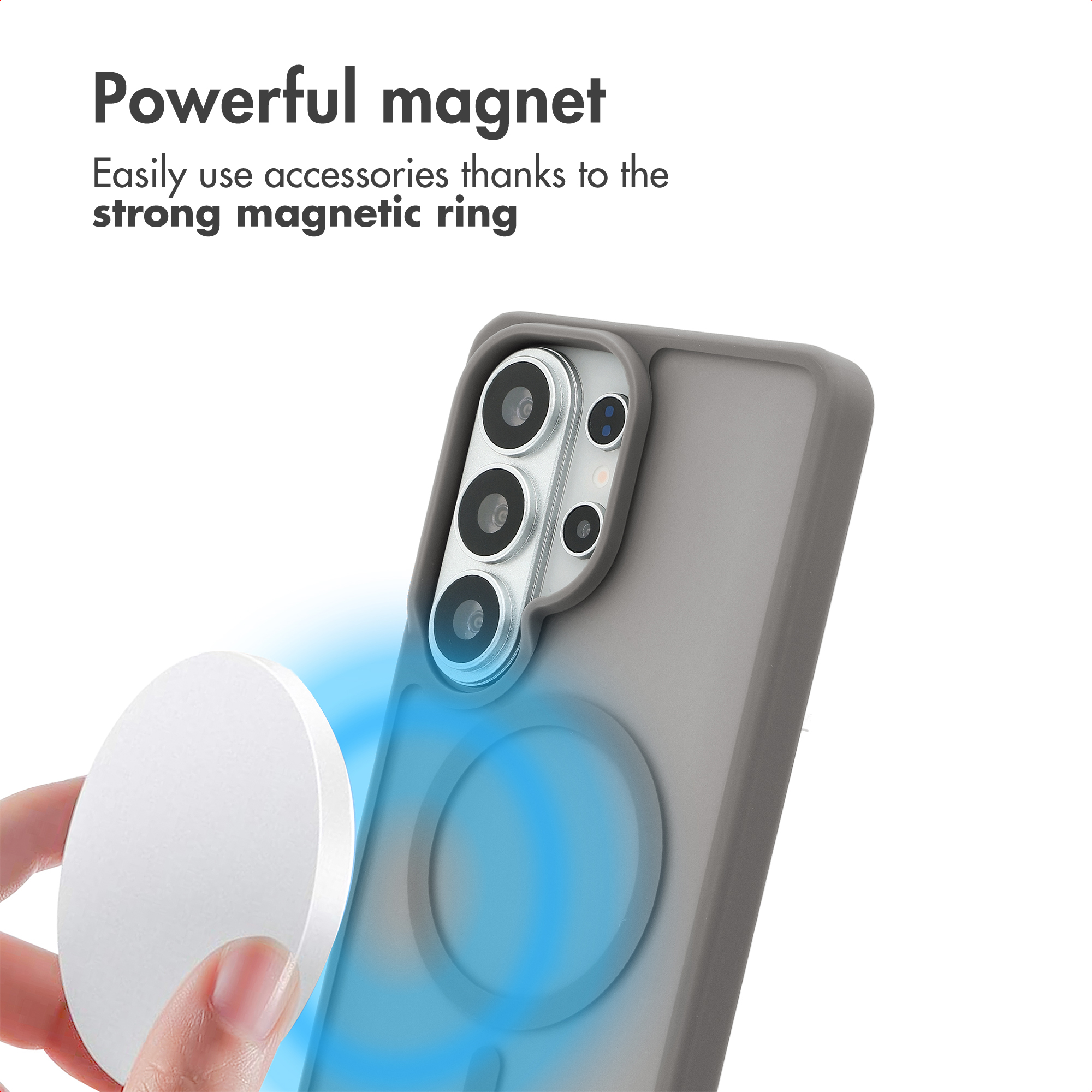 Une main tient un accessoire magnétique blanc près d'une coque de téléphone grise avec un anneau magnétique.