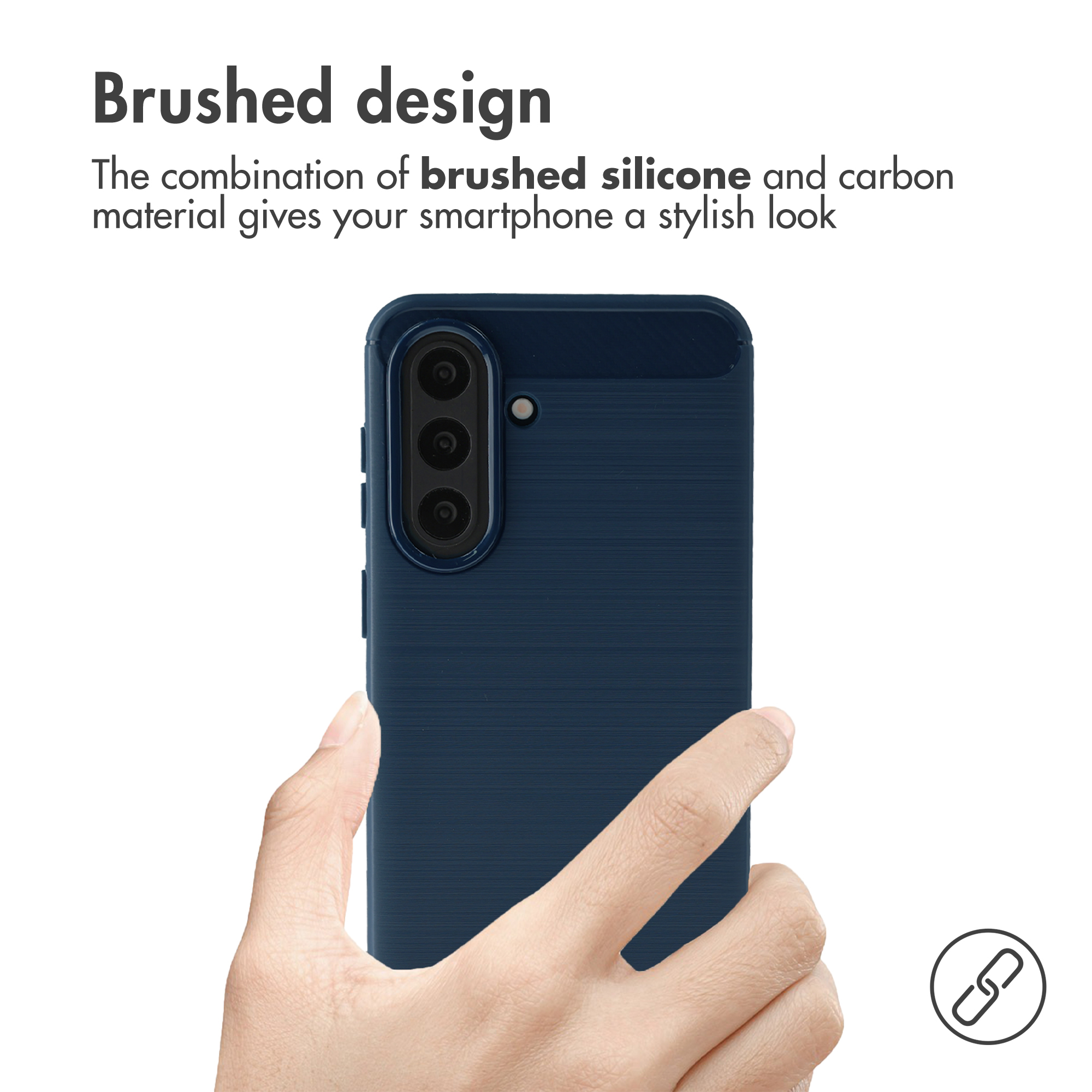 Una mano sostiene un teléfono inteligente azul oscuro con funda de silicona cepillada.