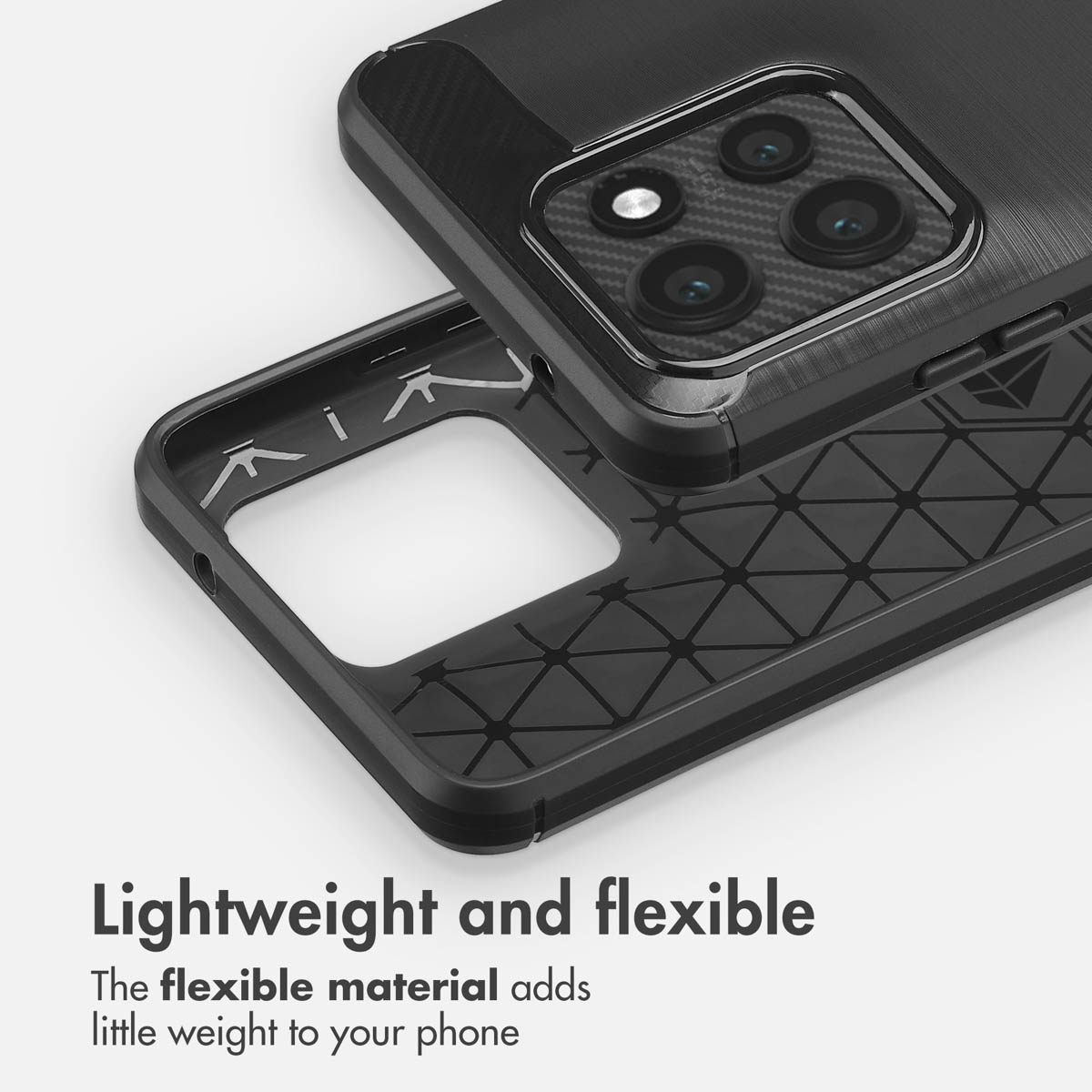 Una funda de teléfono negra con patrones geométricos y texto sobre un fondo blanco.