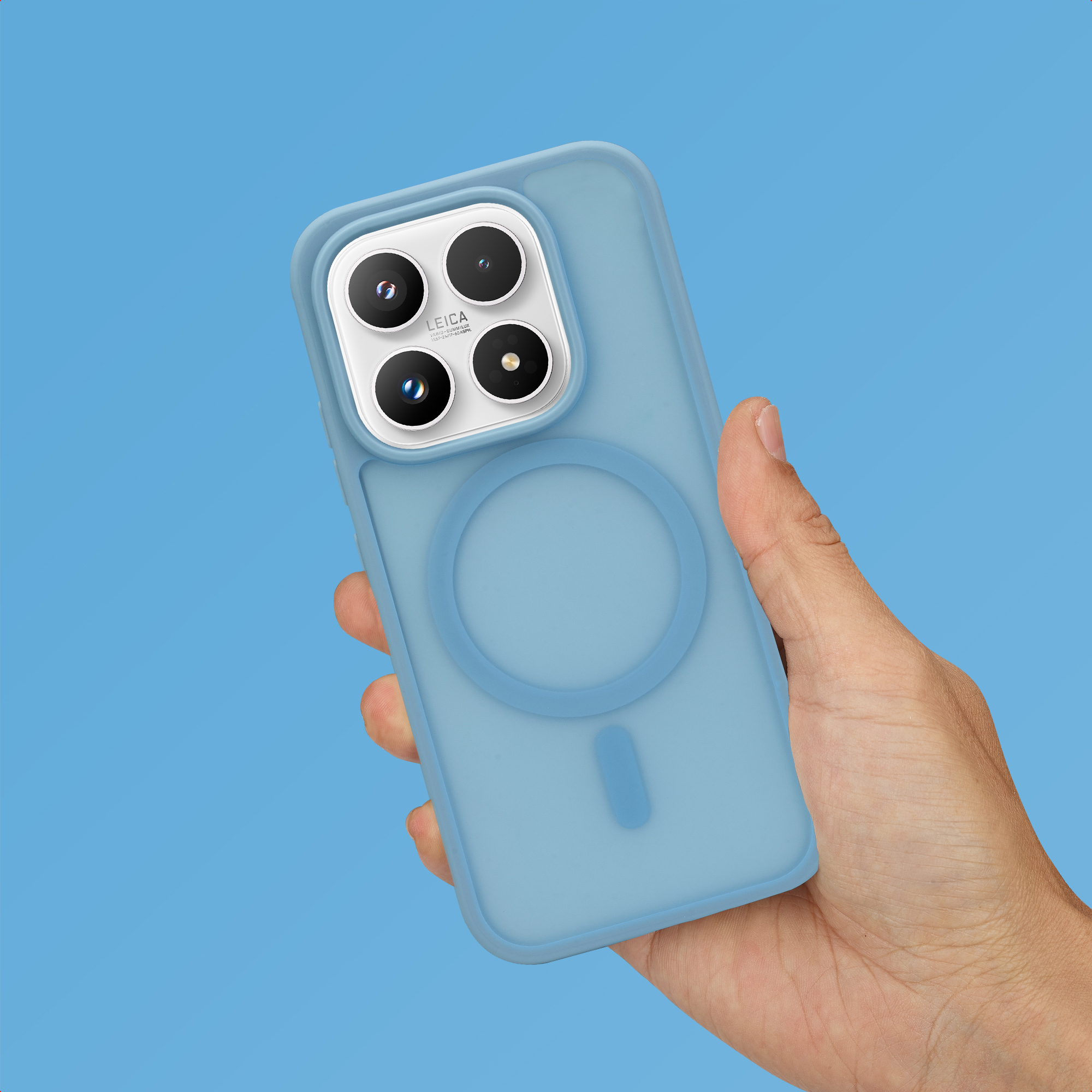 Una mano sostiene un smartphone azul claro en su funda sobre un fondo azul.