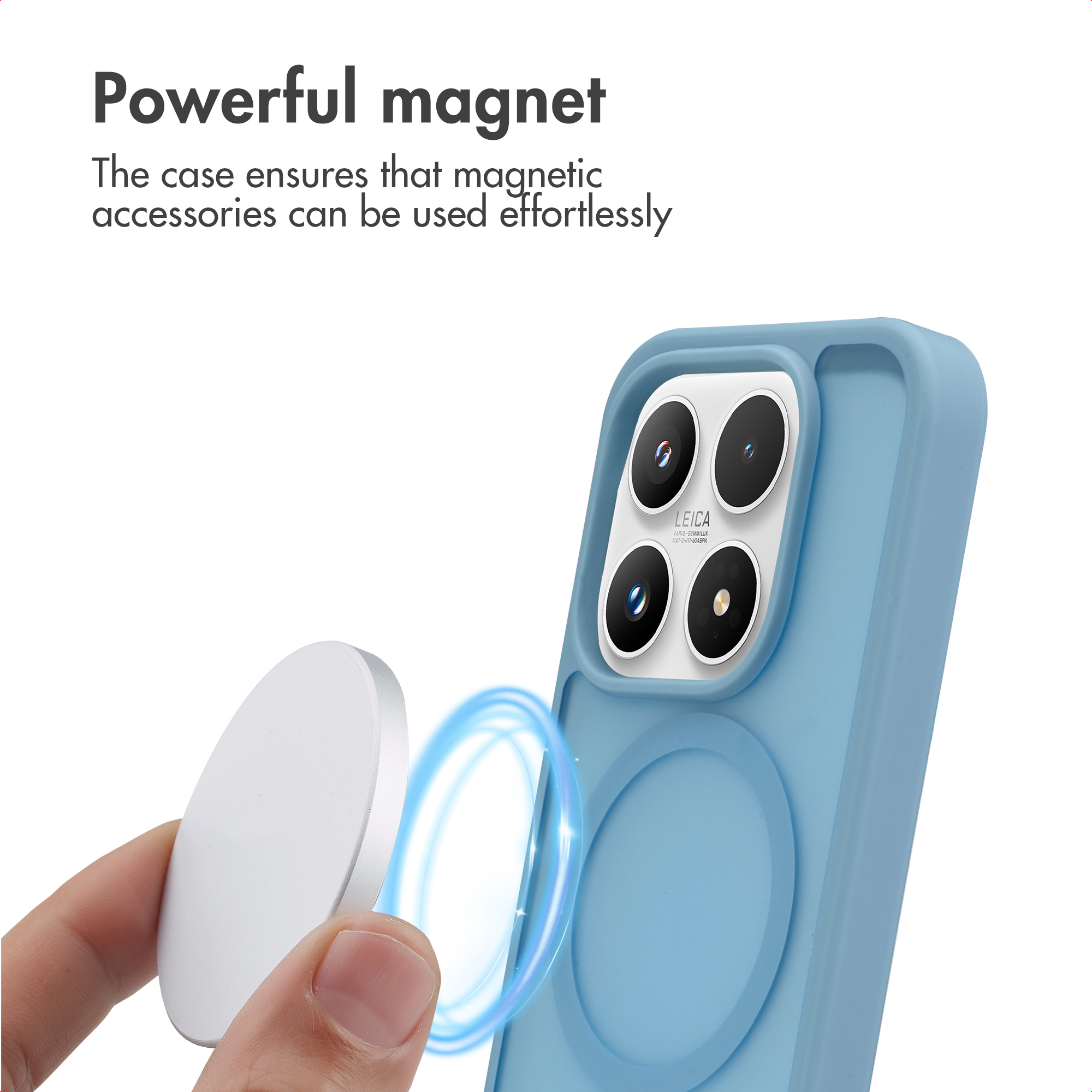 Una mano sostiene un disco magnético blanco cerca de una funda azul para teléfono.