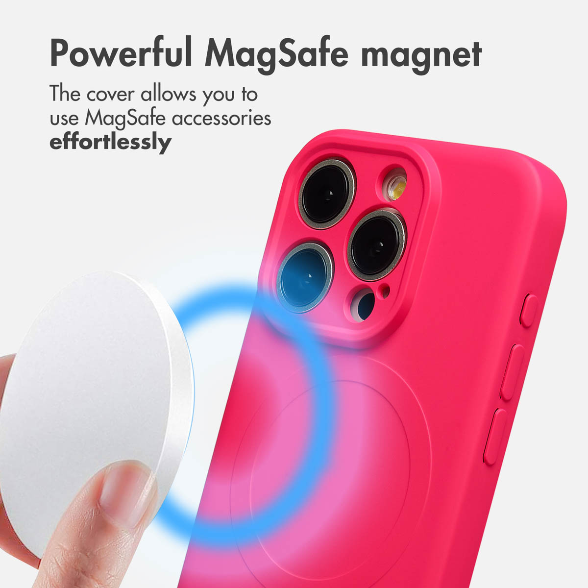 Una mano tiene un caricatore MagSafe bianco vicino a una cover rosa brillante, con testo sullo sfondo.