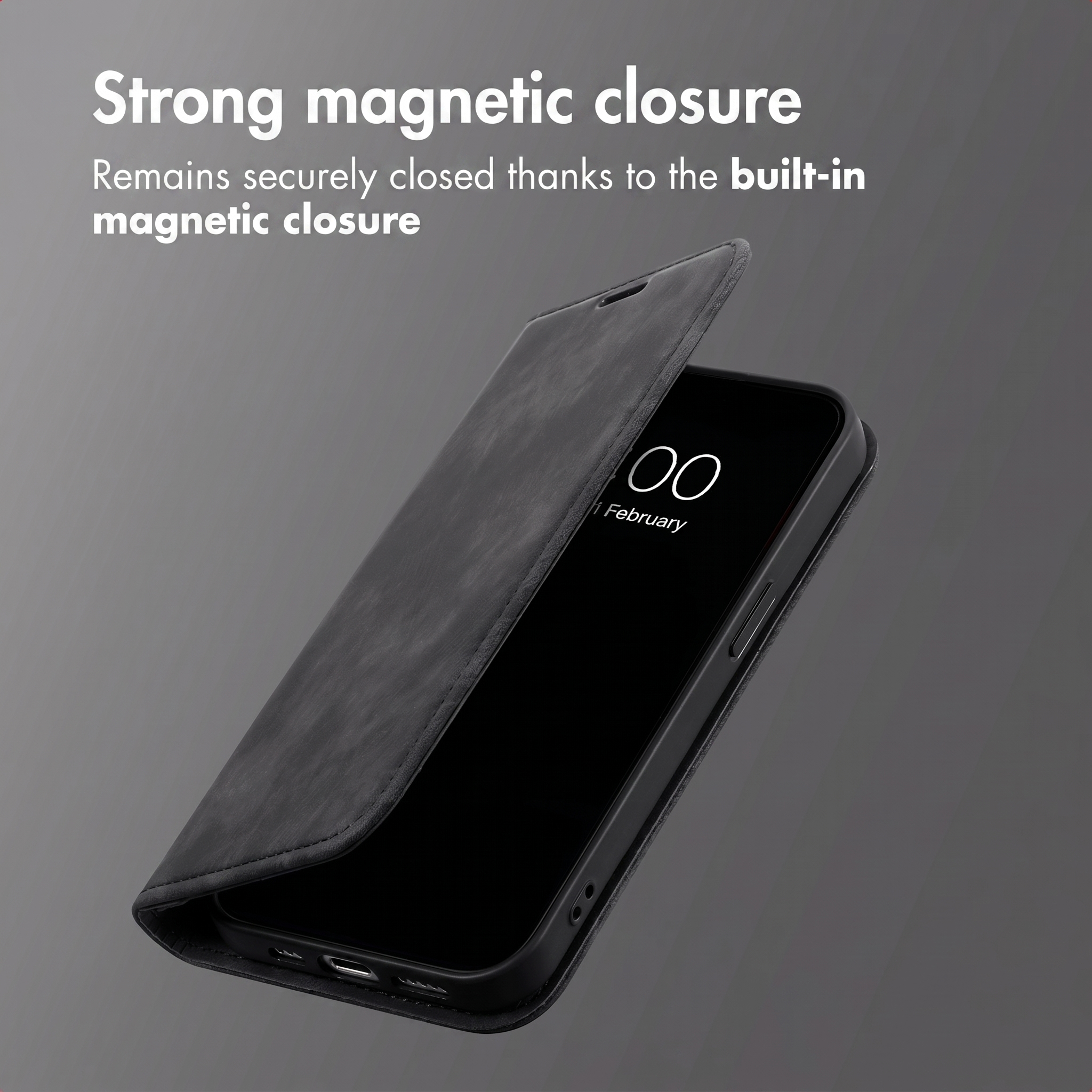Uno smartphone nero con una custodia in pelle leggermente aperta su sfondo grigio.