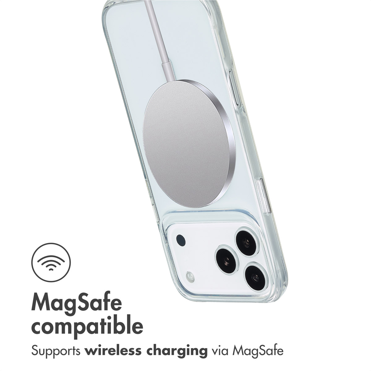Un smartphone dans une coque transparente est rechargé sans fil avec un chargeur MagSafe rond.