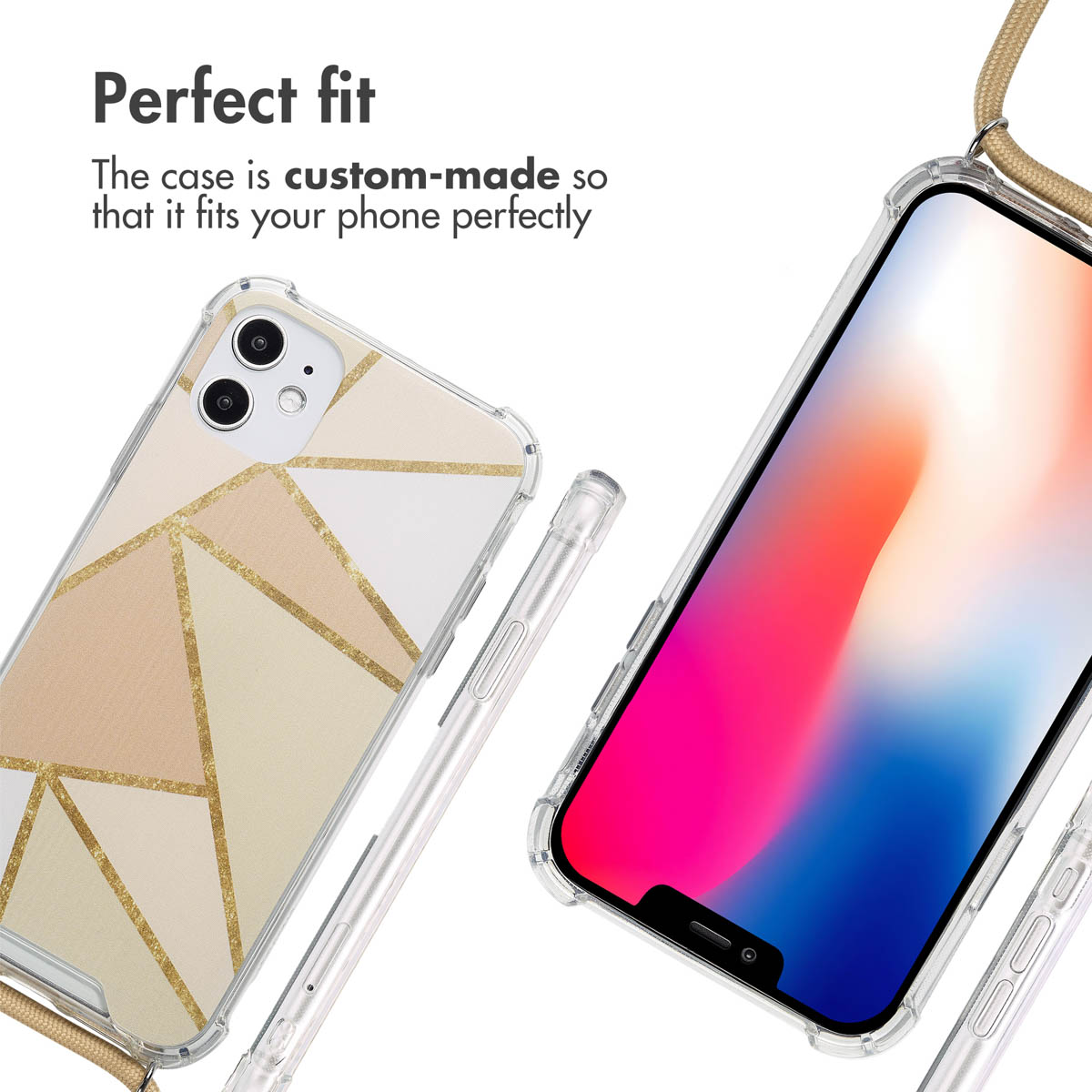 Un téléphone dans une coque transparente avec motif géométrique doré et beige, avec lanière.