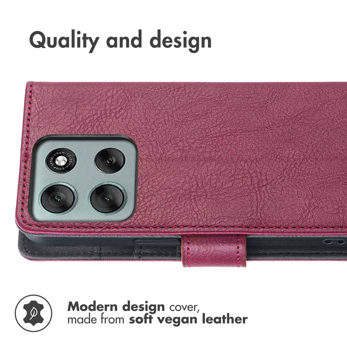 Een bordeauxrode vegan lederen smartphonehoes met uitsparing voor een multi-lens camera en magneetsluiting.