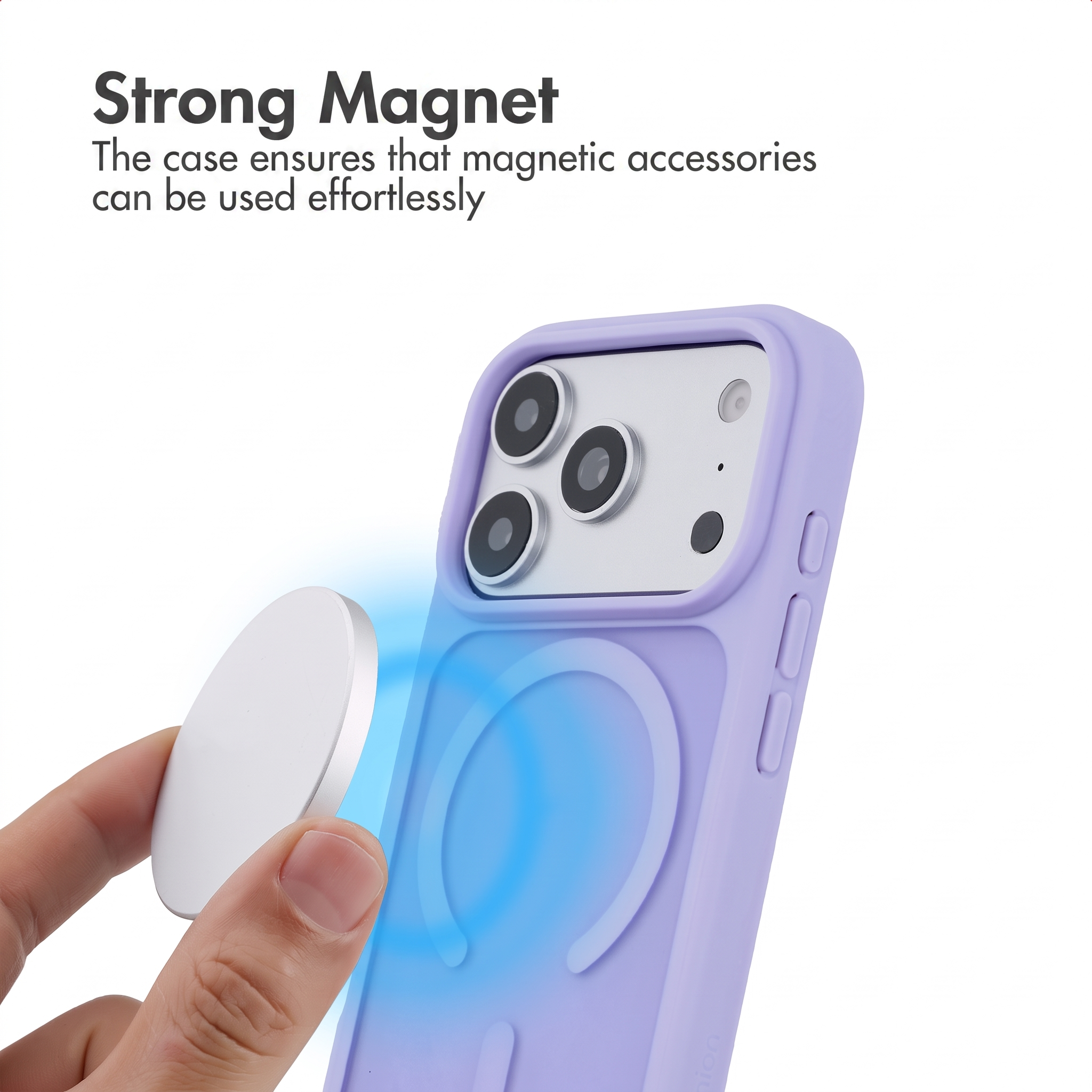 Una mano tiene un accessorio magnetico vicino a una cover per cellulare lilla con testo.