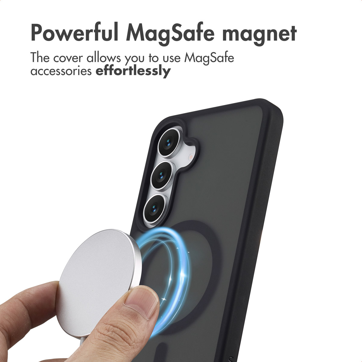 Telefoon in zwarte beschermhoes met MagSafe-oplader die magnetisch aan de achterkant hecht.
