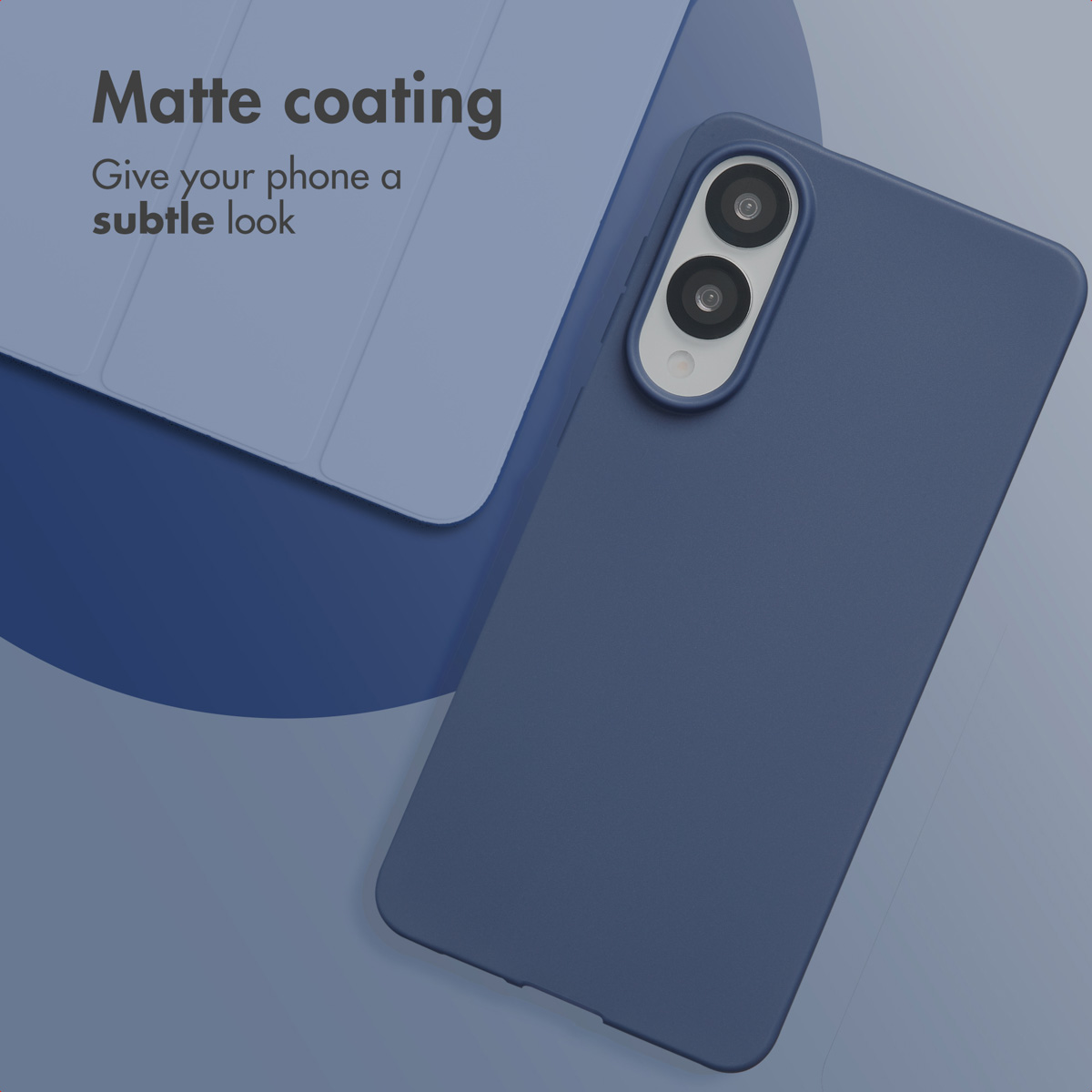 Fundas para smartphone azules mate con doble cámara sobre fondo azul y texto promocional.