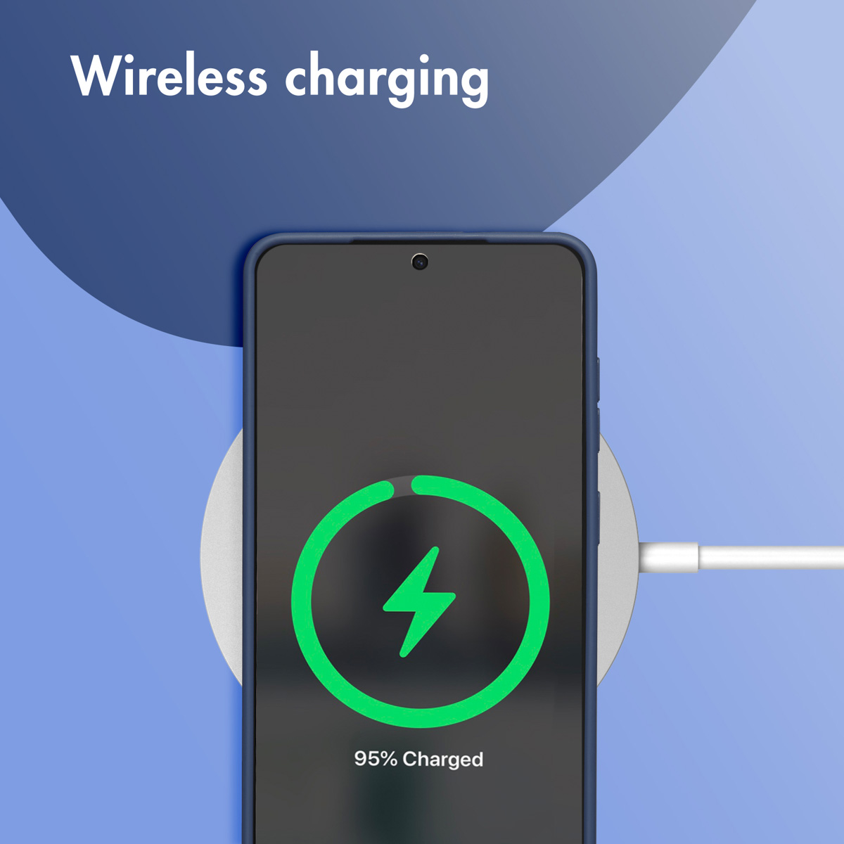Un teléfono inteligente en una base de carga inalámbrica muestra 95% cargado con un círculo verde y un rayo.