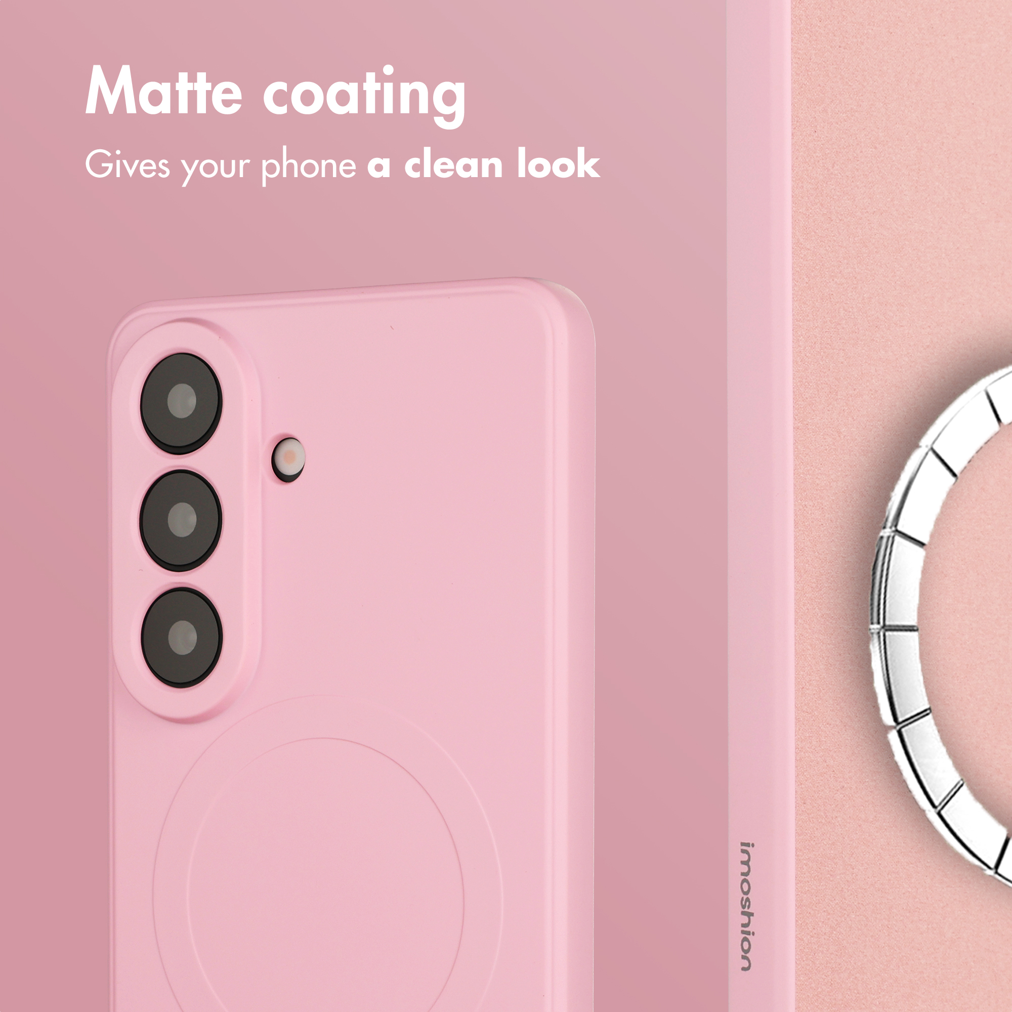 Una cover rosa con finitura opaca, tre obiettivi fotografici, un flash e testo descrittivo.
