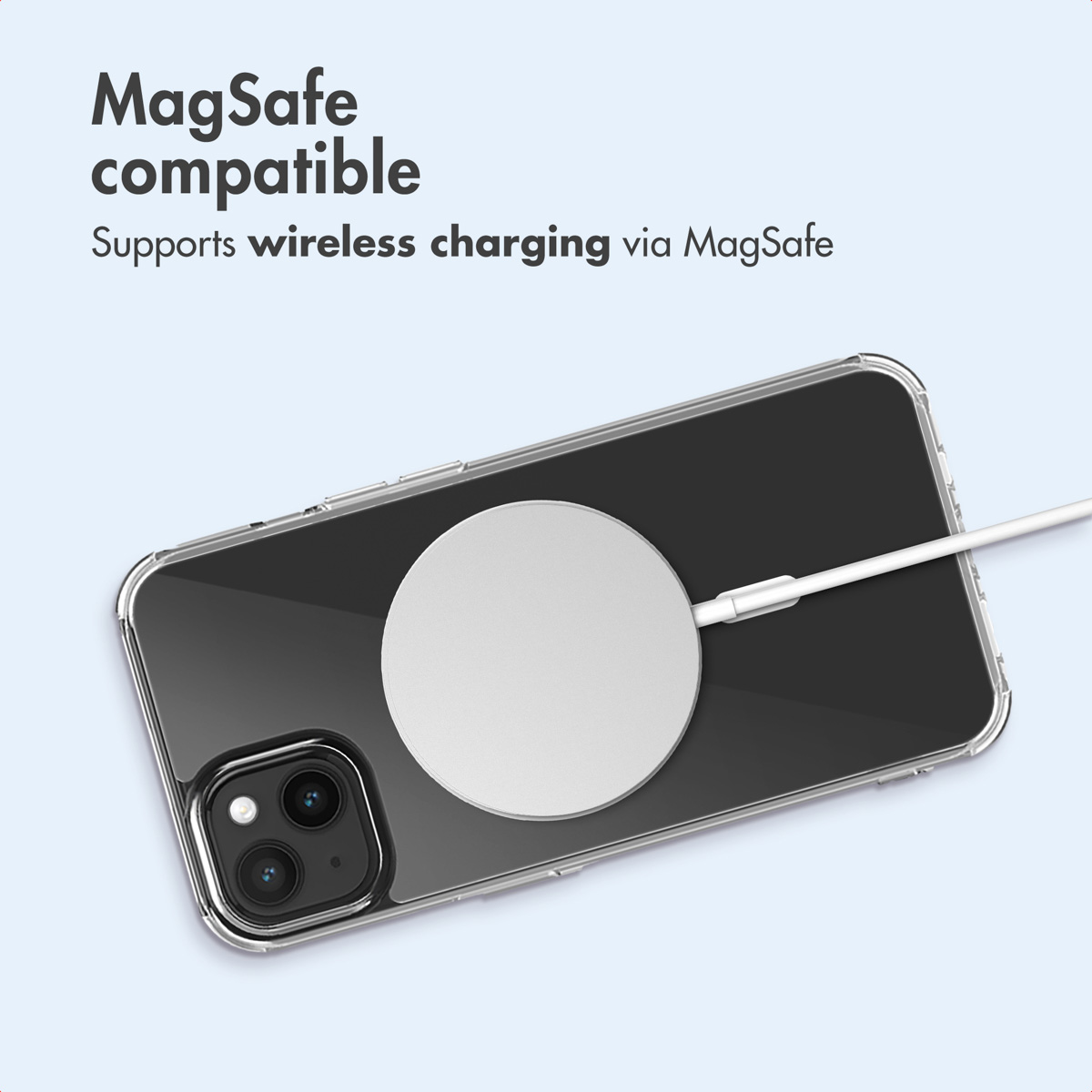 Un smartphone en funda transparente con cargador MagSafe redondo sobre fondo claro y texto arriba.
