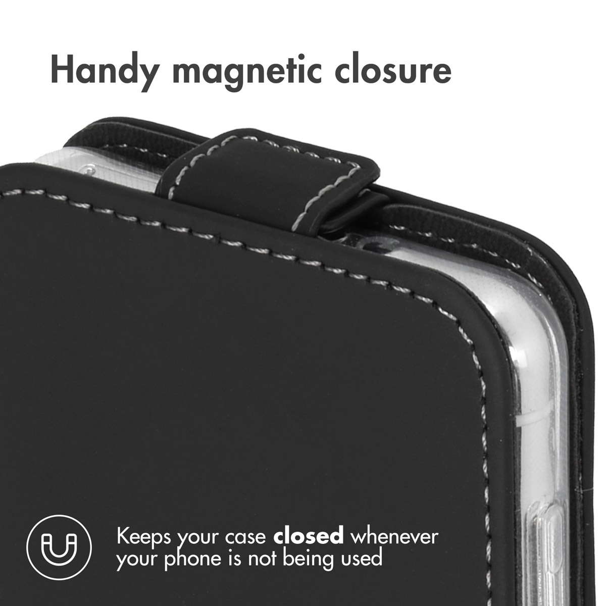Gros plan d'un étui de téléphone noir avec fermeture magnétique et coutures blanches sur fond clair.