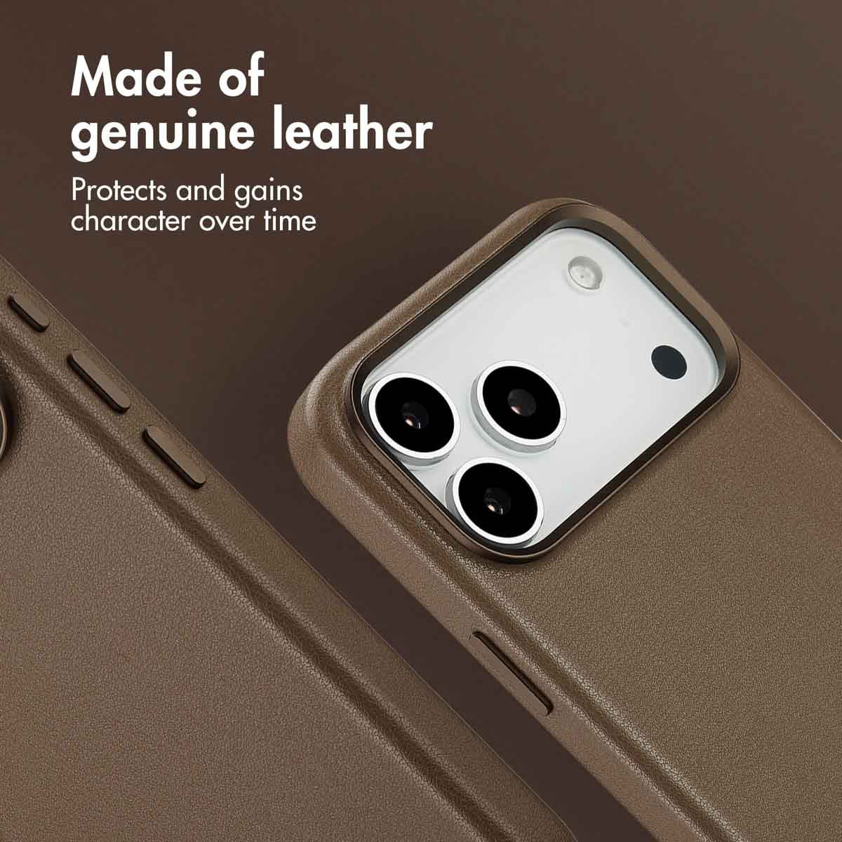 Une coque de téléphone en cuir marron sur un smartphone, montrant les objectifs de la caméra et les boutons.
