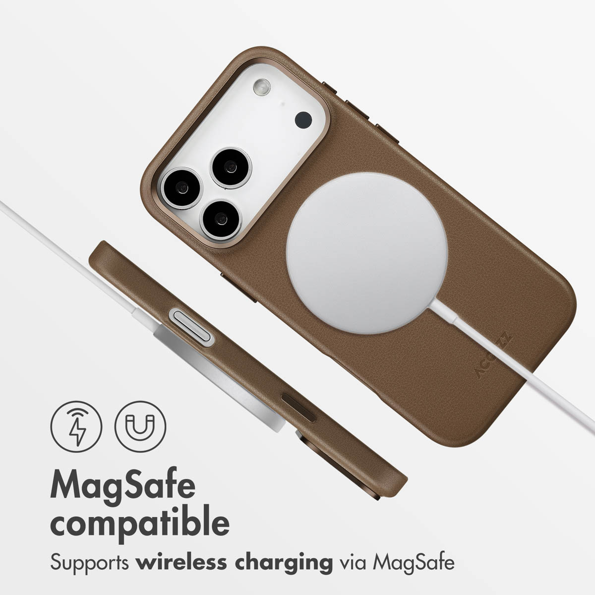 Coque de téléphone marron avec chargeur MagSafe et icônes de compatibilité sur fond blanc.