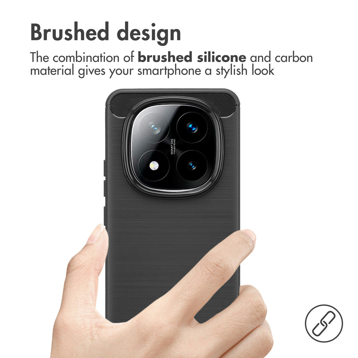 Una mano tiene uno smartphone nero con cover in silicone spazzolato e modulo fotocamera quadrato.