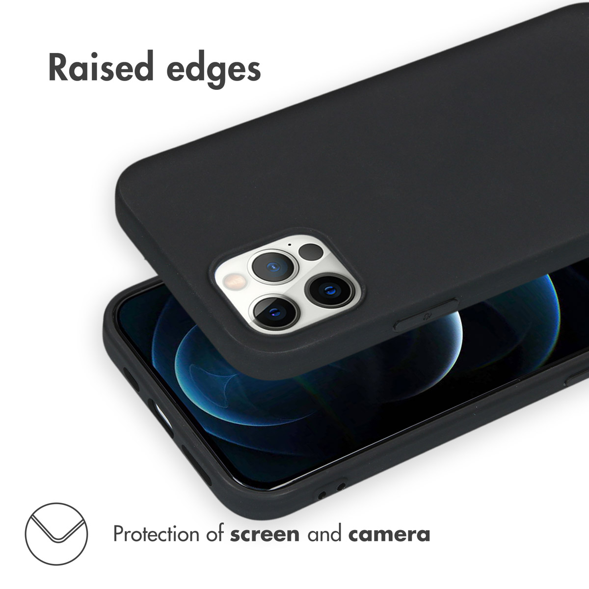 Une coque noire repose sur un smartphone, montrant des bords surélevés pour protéger l'écran et l'appareil photo.