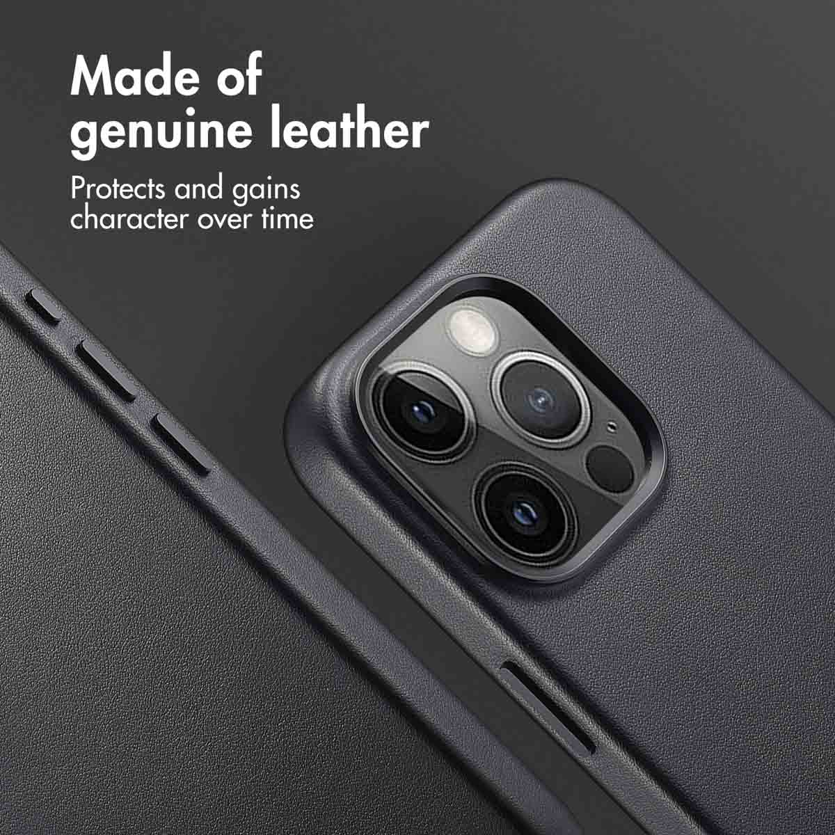 Coque en cuir foncée pour smartphone à triple caméra. Texte : Made of genuine leather.