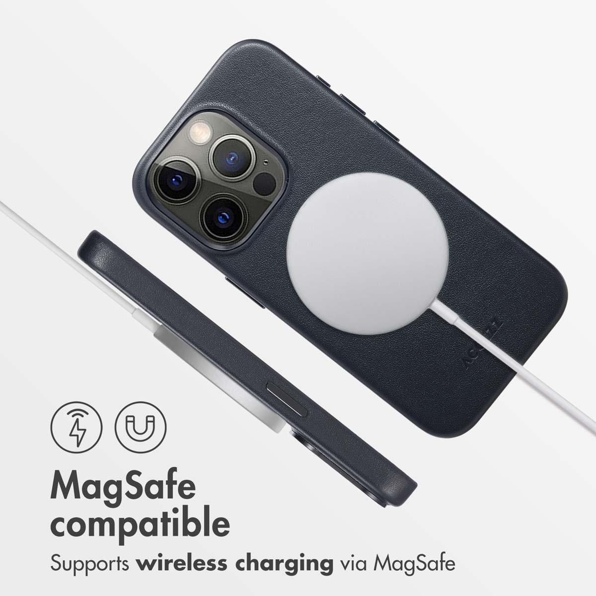 Coque de téléphone bleu foncé avec chargeur MagSafe et texte compatible sur fond blanc.