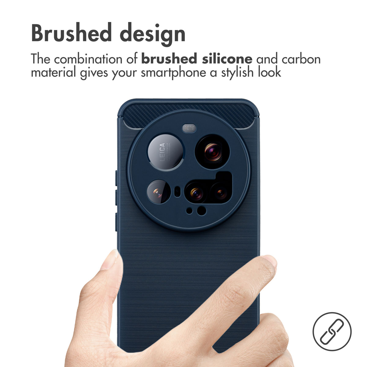 Hand hält ein dunkelblaues Smartphone mit gebürstetem Design und großem runden Kameramodul.