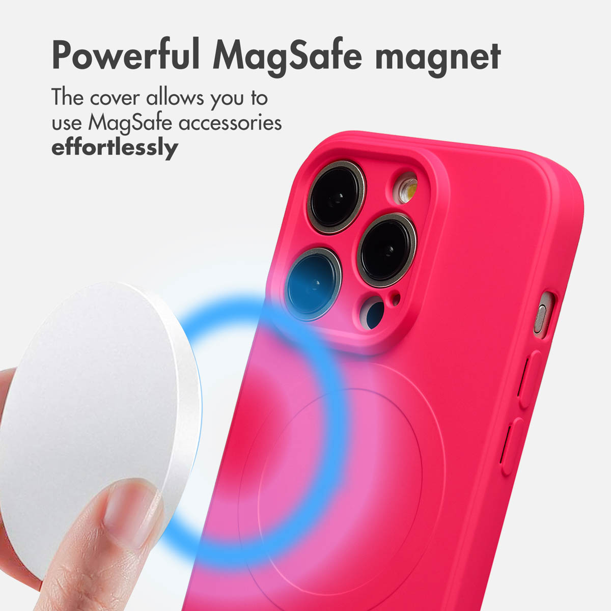 Una mano tiene un magnete vicino a una custodia per telefono rosa con MagSafe.