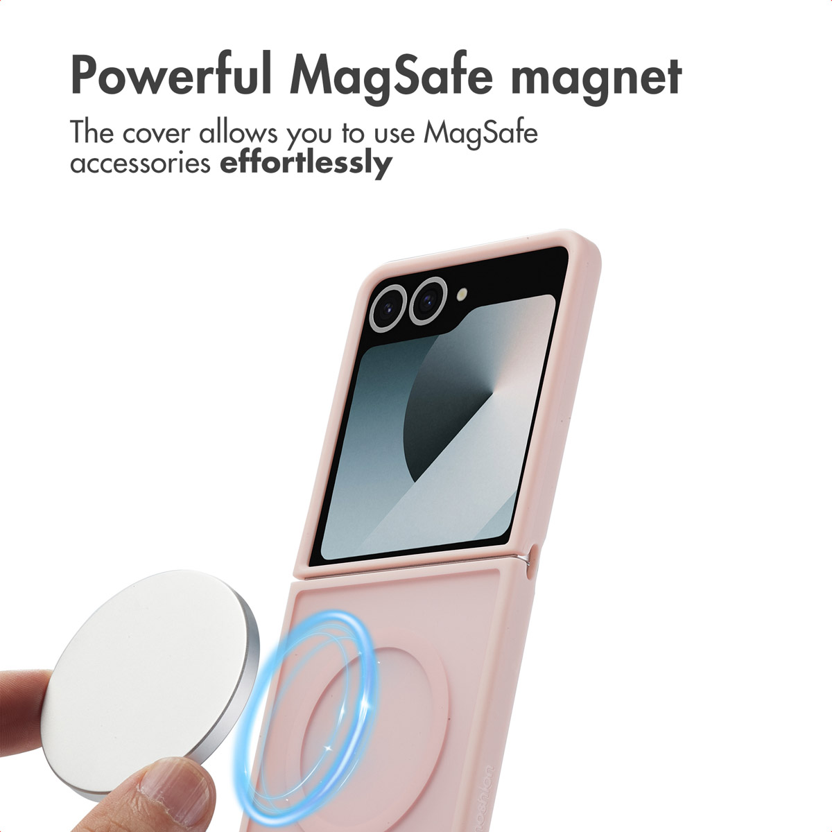 Eine rosa Handyhülle mit MagSafe-Magnetsymbol und einer Hand, die eine Magnetscheibe hält.