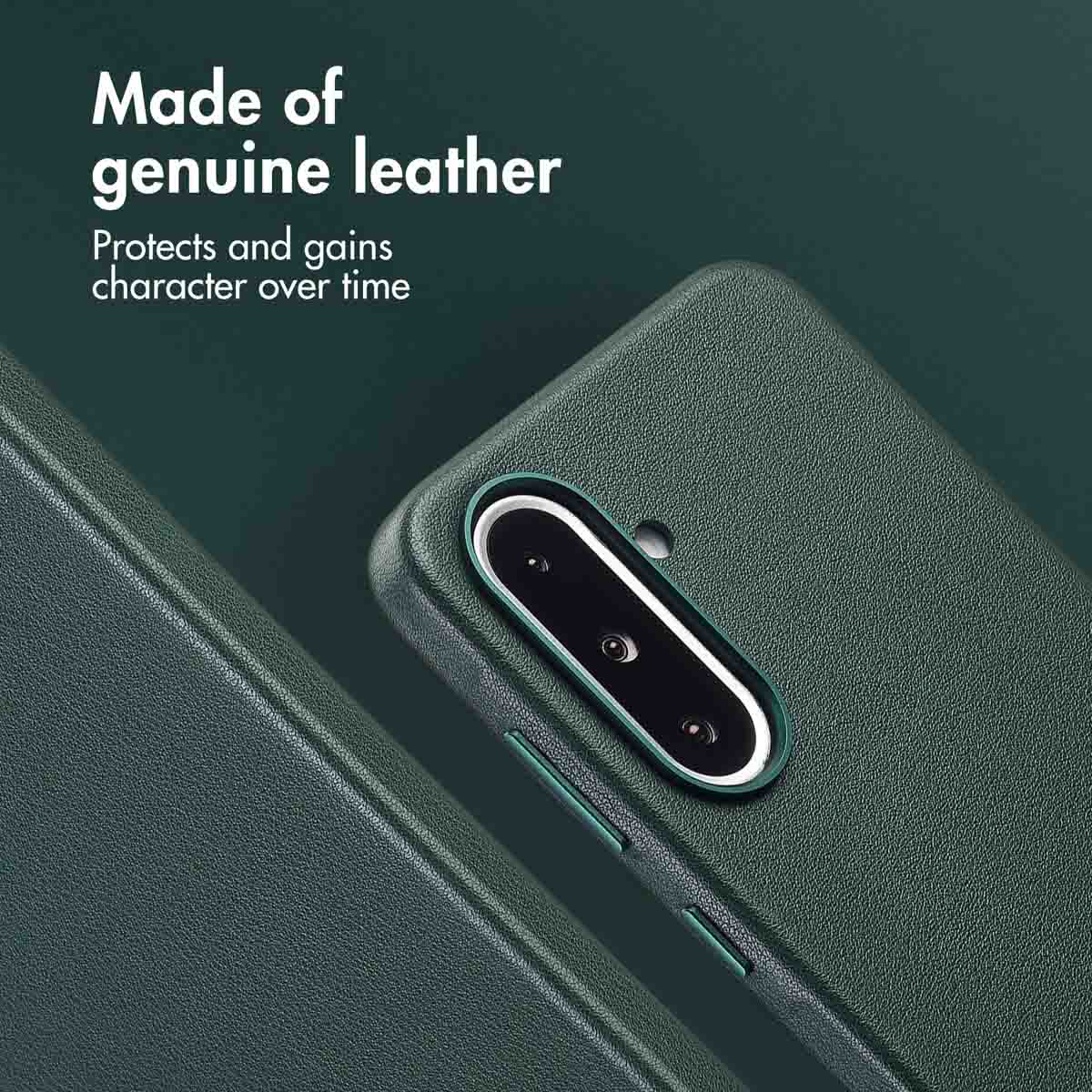 Funda de cuero genuino verde oscuro con recorte para cámara y texto sobre fondo verde.