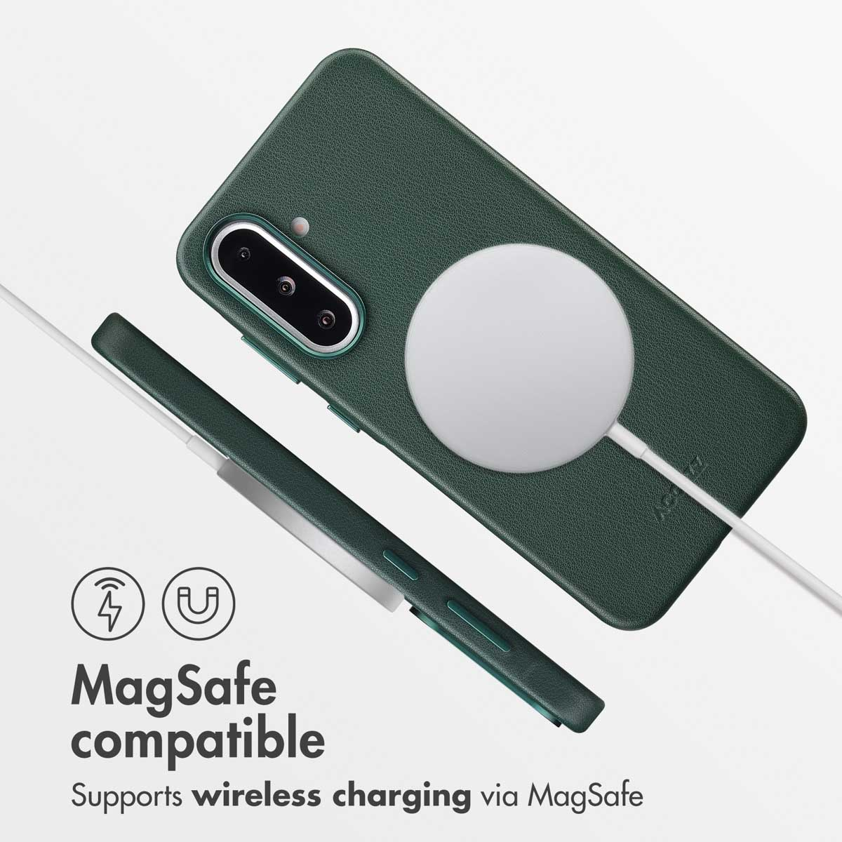 Funda de cuero verde oscuro para teléfono con carga MagSafe sobre fondo blanco.