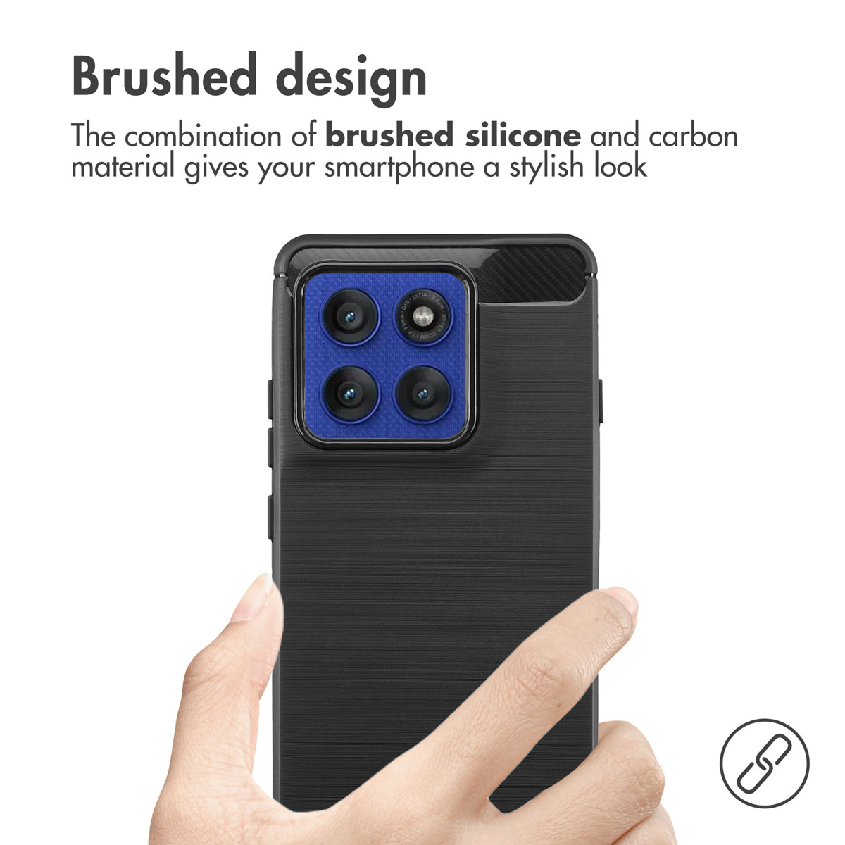 Mano che regge smartphone con cover in silicone nero spazzolato e modulo fotocamera blu.