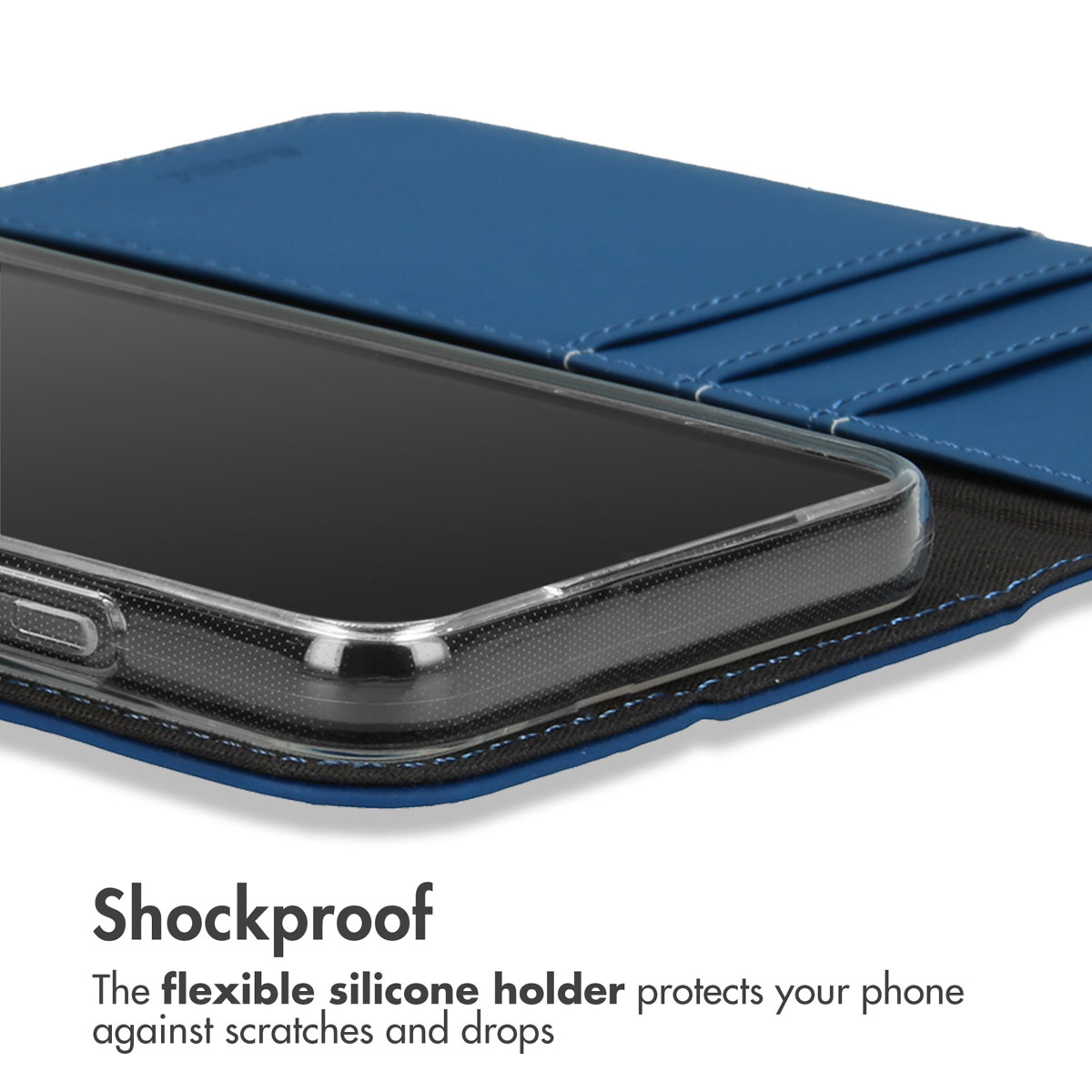 Uno smartphone in custodia trasparente poggia in un portafoglio di pelle blu su sfondo bianco.