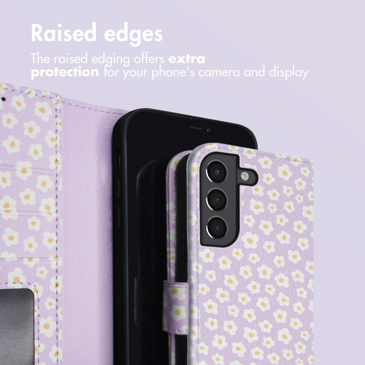 Un étui violet avec des marguerites blanches protège un smartphone noir.