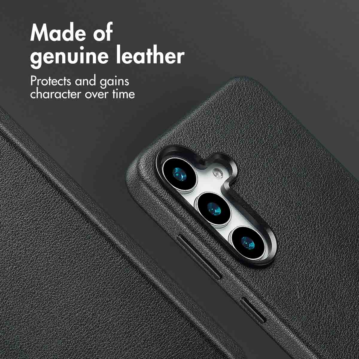 Nahaufnahme einer schwarzen Leder-Smartphone-Hülle mit Kameraausschnitt und weißem Text oben.