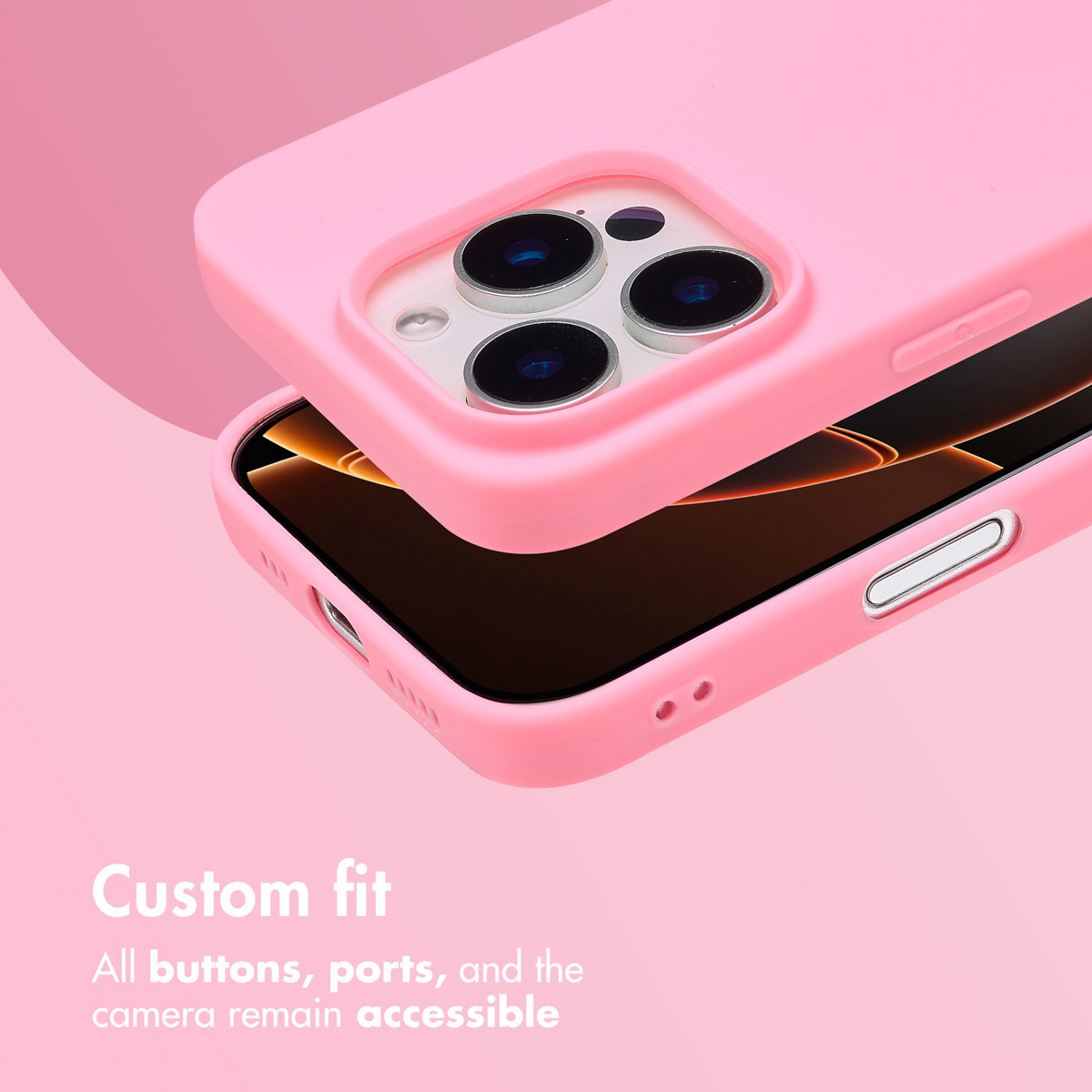 Roze smartphone in siliconen hoesje met driedubbele camera op roze achtergrond.