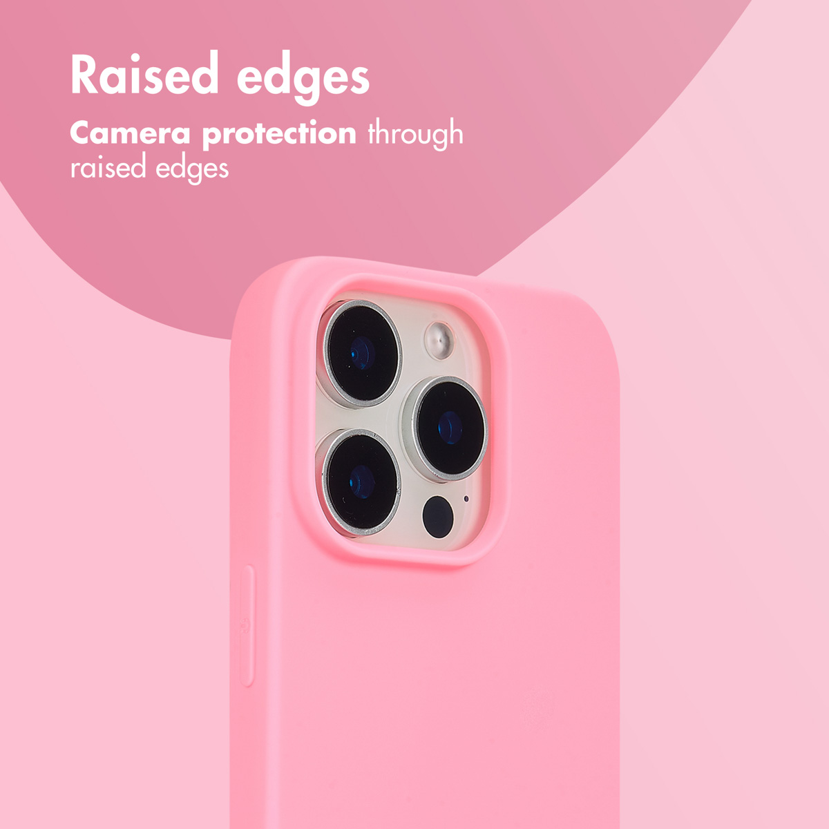Een roze telefoonhoesje met opstaande randen rond de driedubbele camera op een roze achtergrond.
