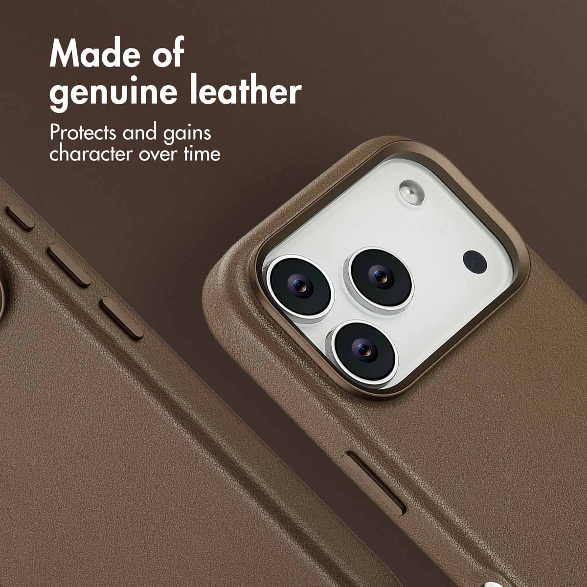 Funda de cuero marrón para teléfono con triple lente de cámara y texto.