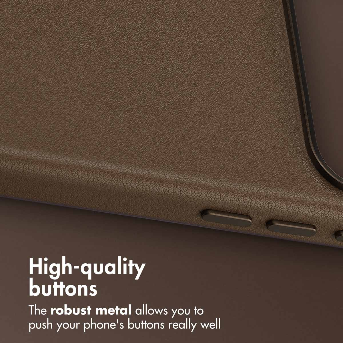 Primer plano de una funda de teléfono marrón con botones de metal y texto sobre botones.