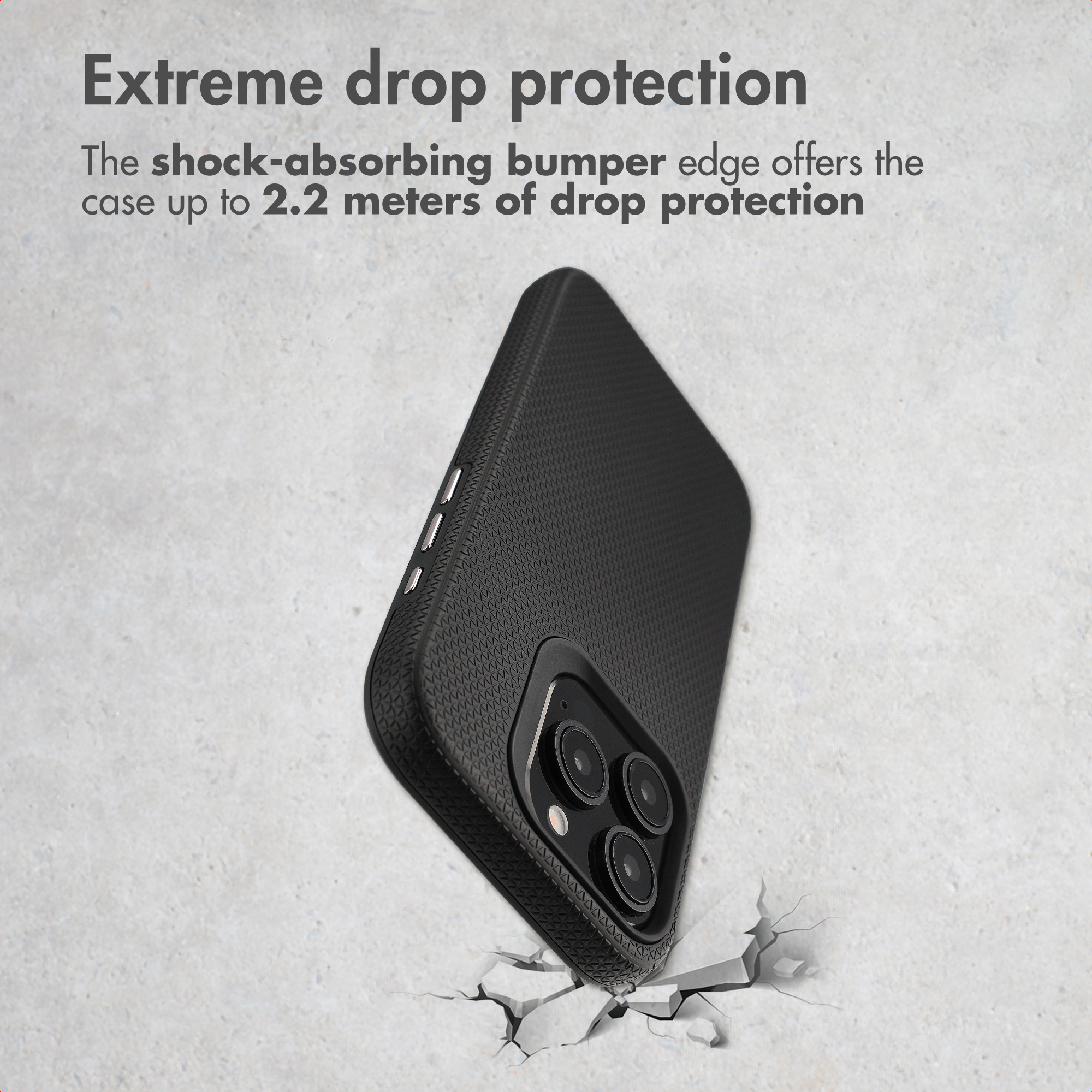 Funda protectora negra con triple cámara sobre superficie agrietada, texto arriba.