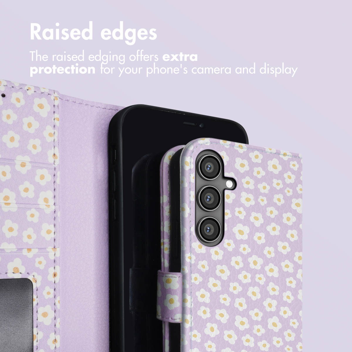 Ein schwarzes Smartphone in einer hellvioletten Brieftaschenhülle mit weißem Gänseblümchenmuster.
