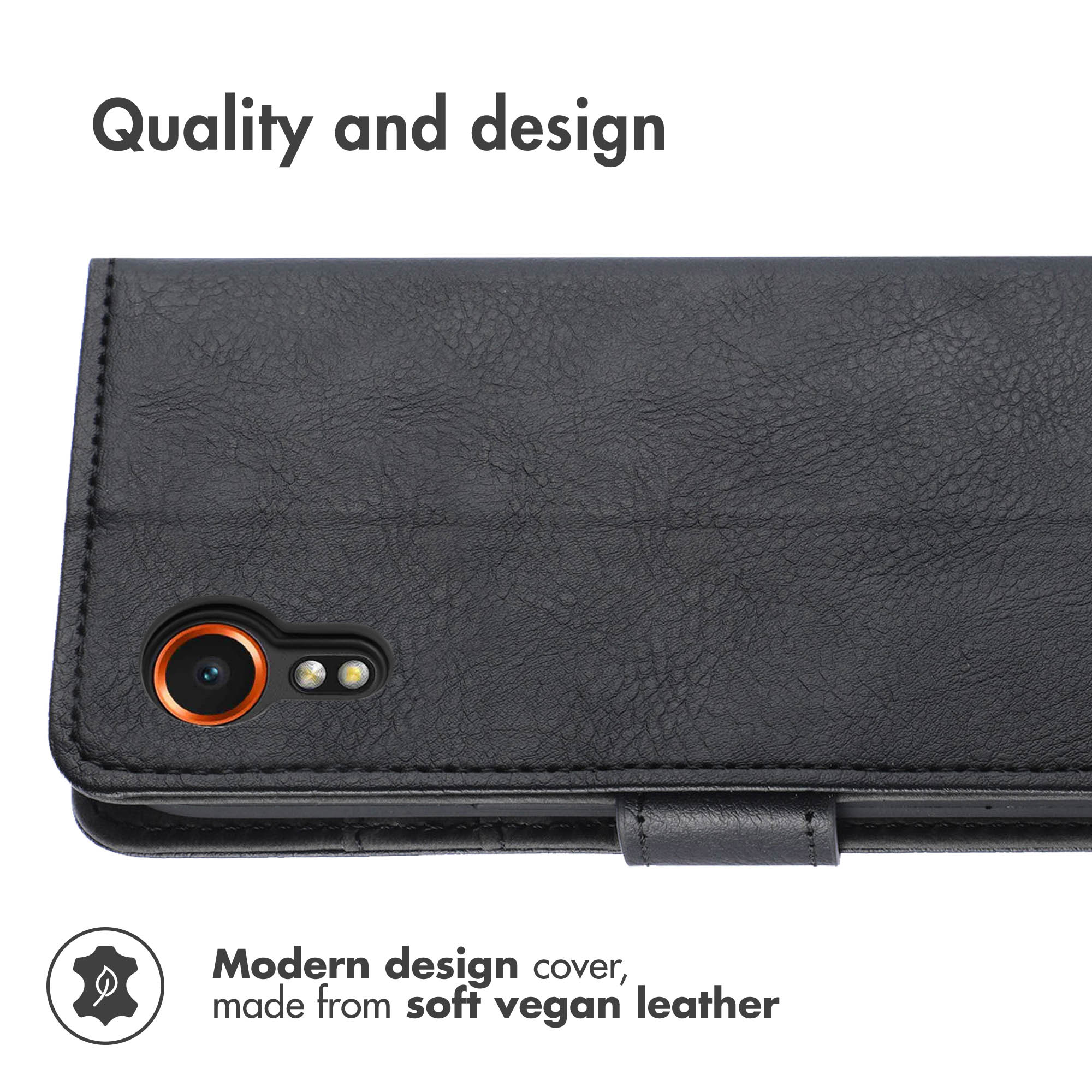 Custodia per telefono in pelle vegana nera con ritaglio per fotocamera e testo.