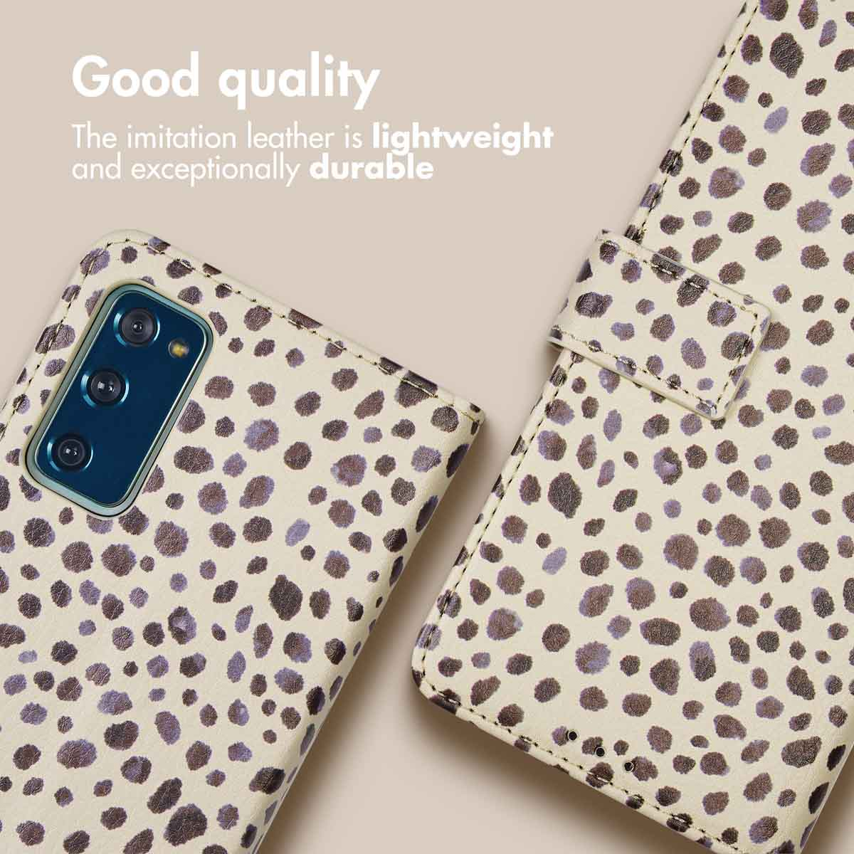Funda de teléfono beige con patrón de manchas marrones y texto.